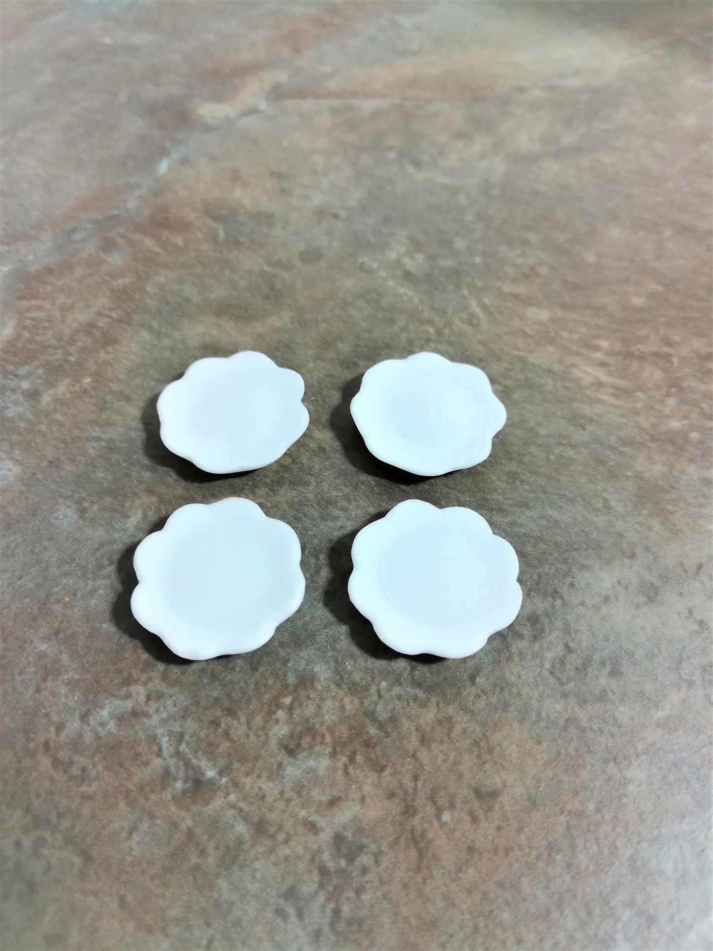 Dollhouse Miniature Small Plates x4 White Scalloped Ceramic 1:12 Scale 3/4"