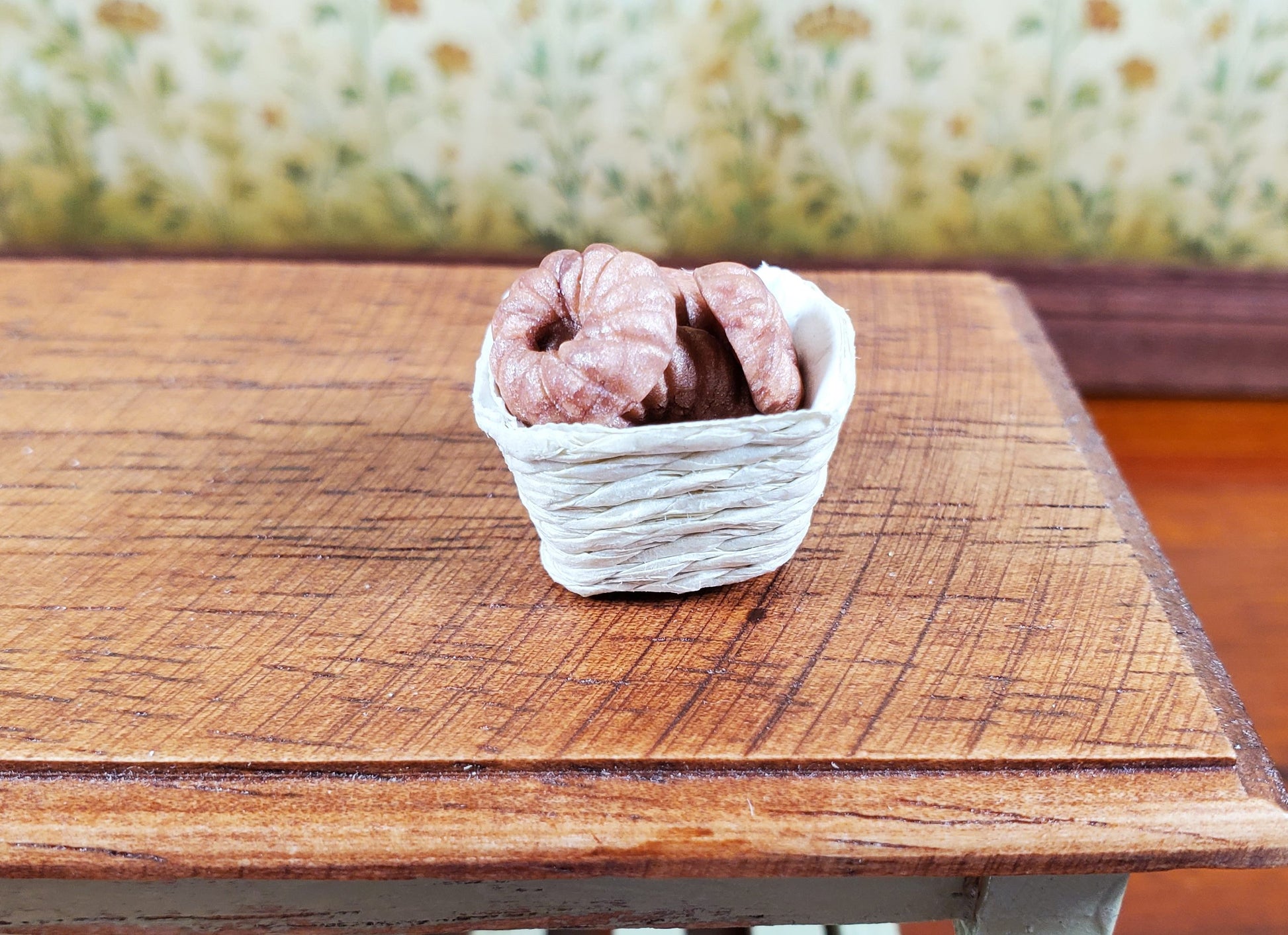 Dollhouse Square Cream Colored Rattan Basket 1:12 Scale Miniature
