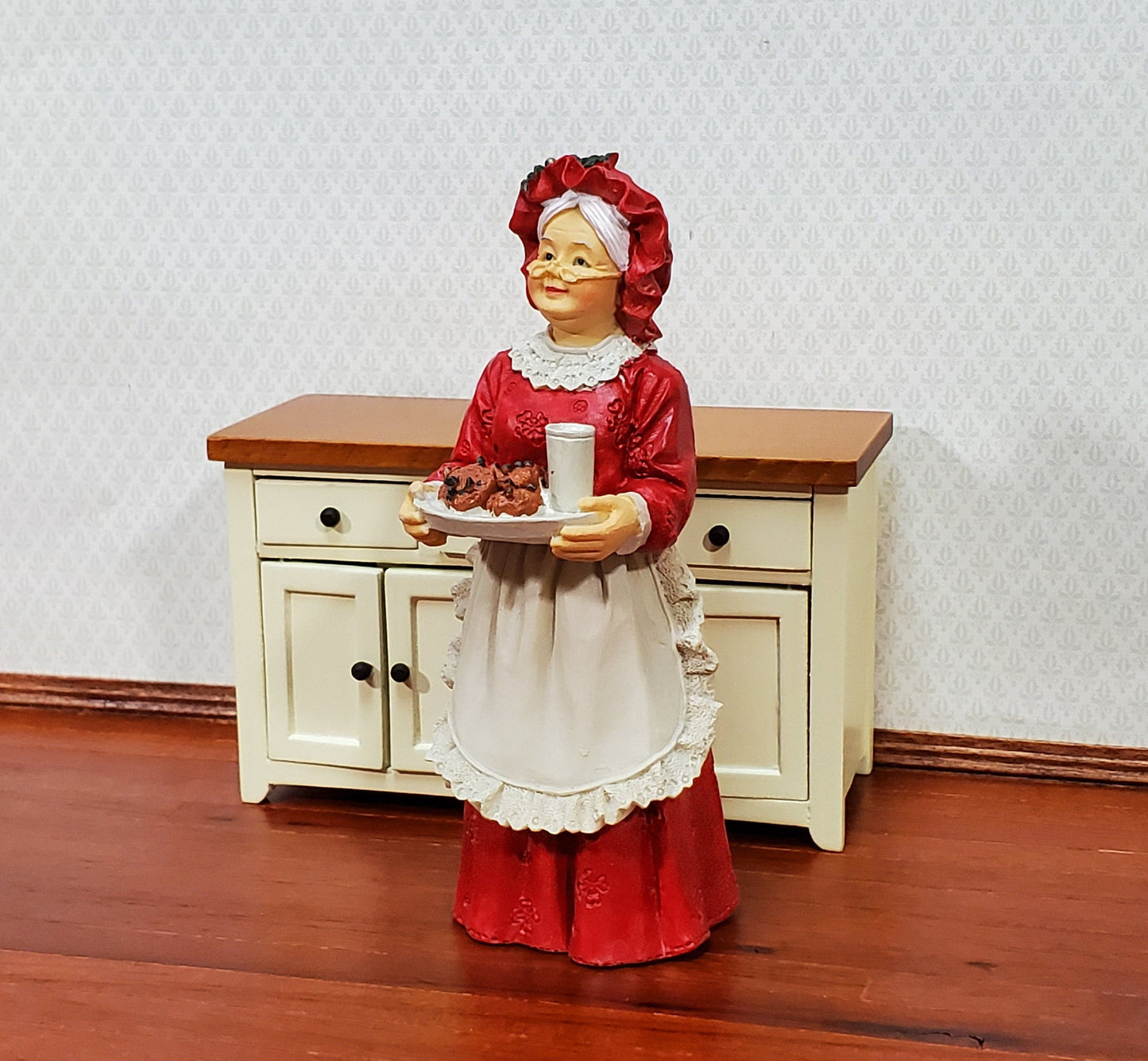 Mrs Claus Resin Figure 1:12 Scale Miniature by Houseworks Christmas Santa Houses