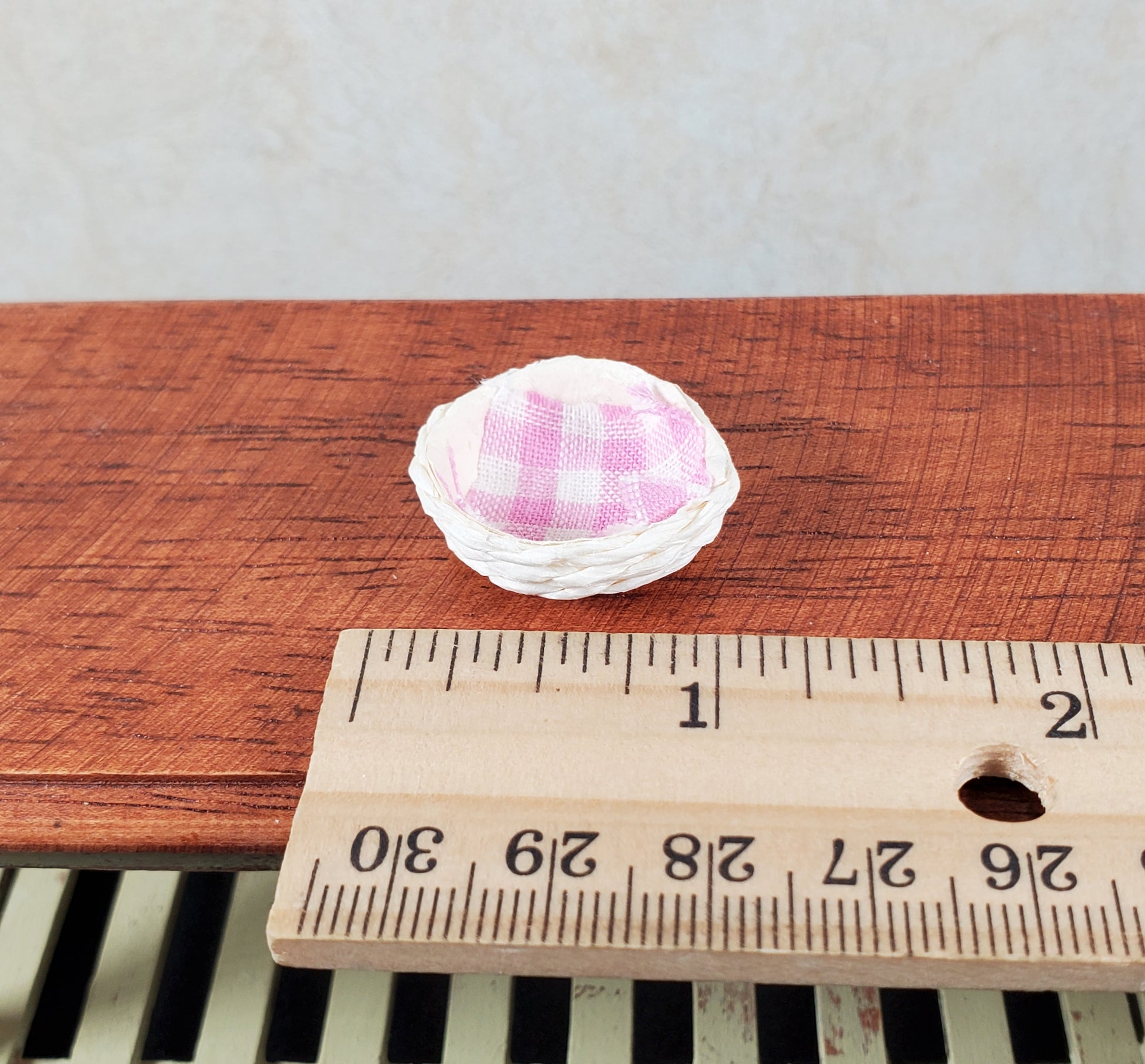Dollhouse Round Natural Fiber Basket with Napkin Inlay 1:12 Scale Miniature