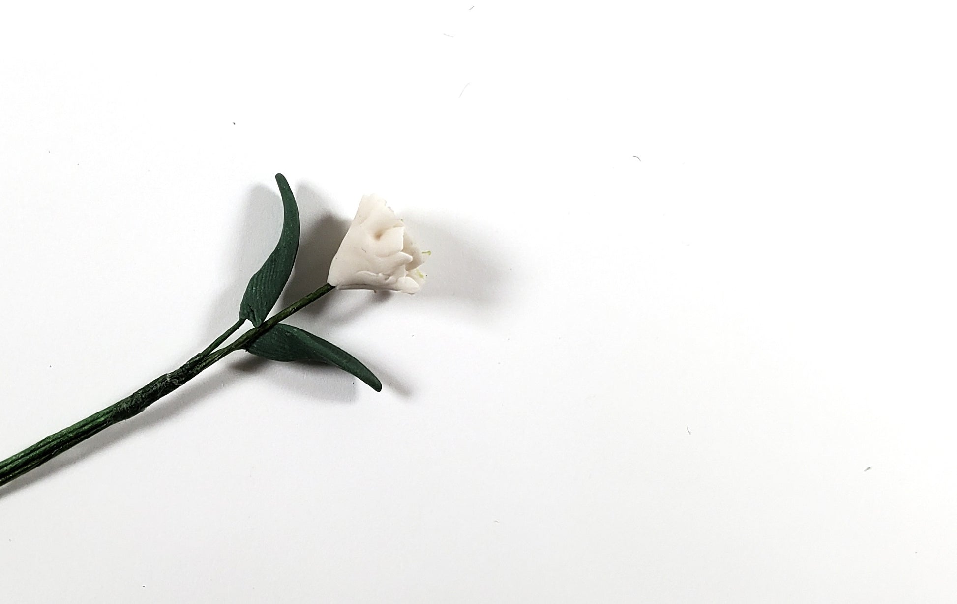 Dollhouse White Zinnia Single Stem with Foliage 1:12 Scale Miniature