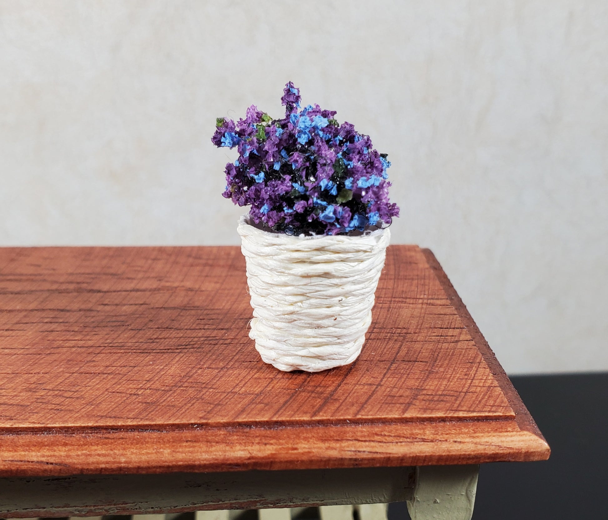 Dollhouse Small Round Natural Fiber Basket White 1:12 Scale Miniature