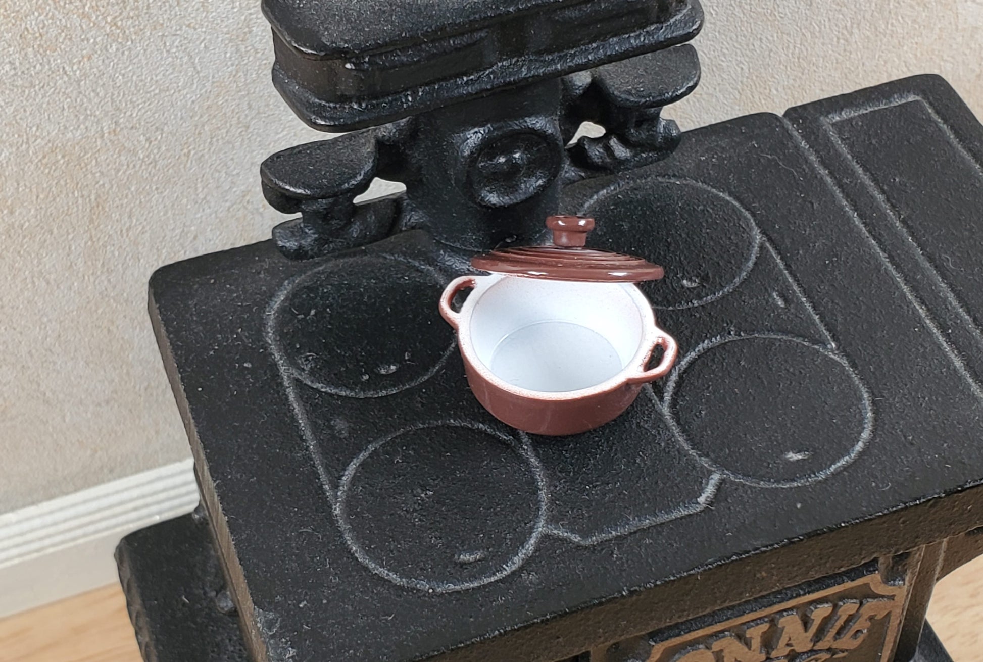 Dollhouse Small Dutch Oven Pot with Removeable Lid Brown 1:12 Scale Miniature