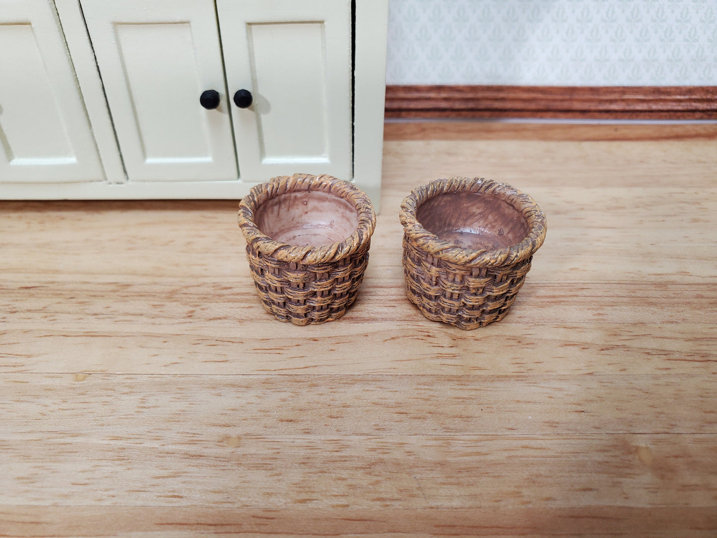 Dollhouse Baskets Set of 2 Resin Brown 1:12 Scale Miniatures 3/4" tall