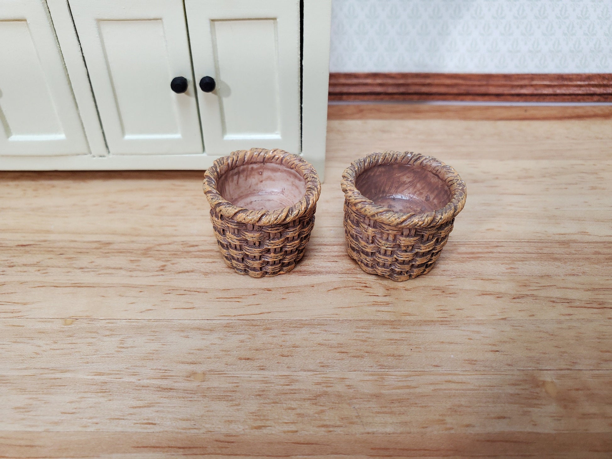 Dollhouse Baskets Set of 2 Resin Brown 1:12 Scale Miniatures 3/4" tall