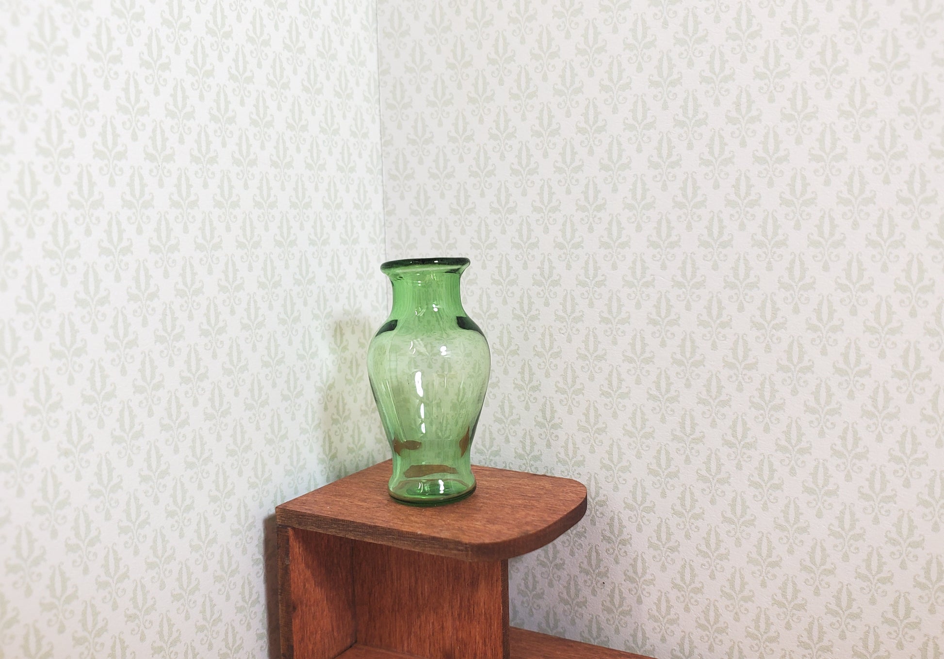 Dollhouse Green Glass Classic Pedestal Vase 1:12 Scale Miniature Decor Flowers