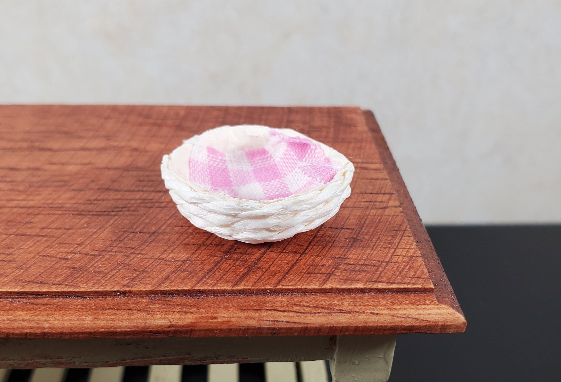 Dollhouse Round Natural Fiber Basket with Napkin Inlay 1:12 Scale Miniature