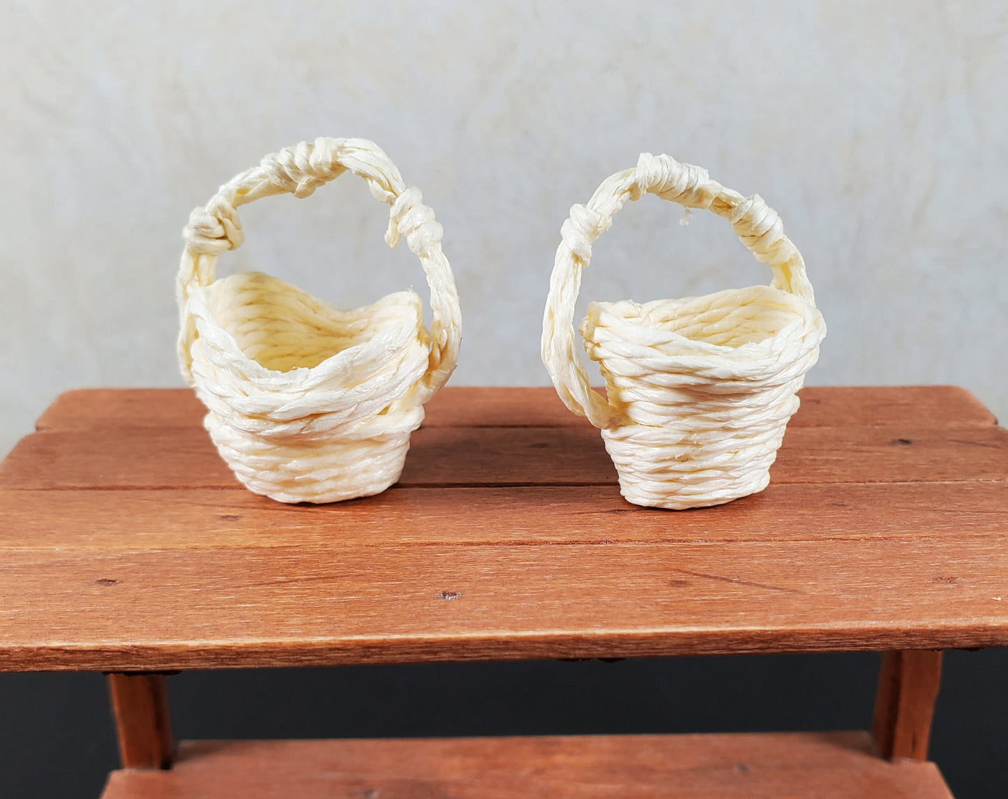 Dollhouse Baskets Set of 2 Cream 1:12 Scale Dollhouse Miniatures