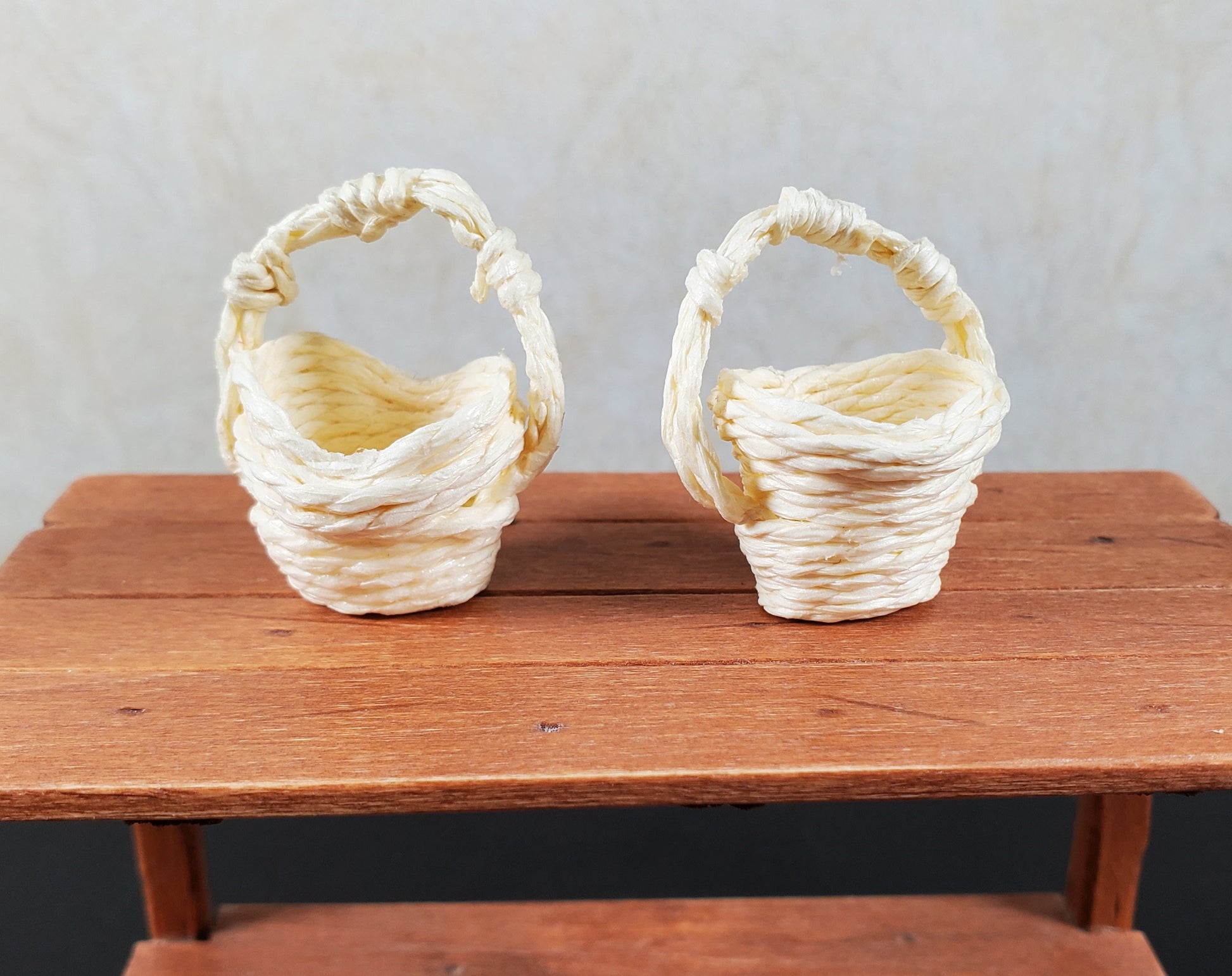 Dollhouse Baskets Set of 2 Cream 1:12 Scale Dollhouse Miniatures