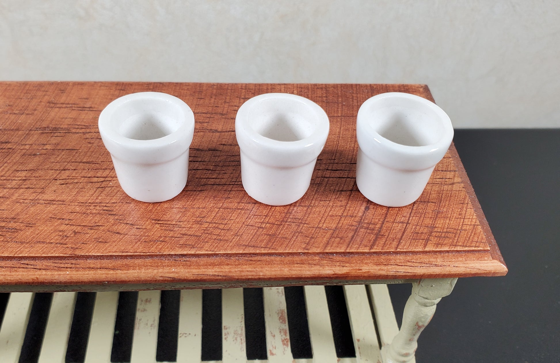 Dollhouse White Ceramic Pots Set of 3 1:12 Scale Miniature