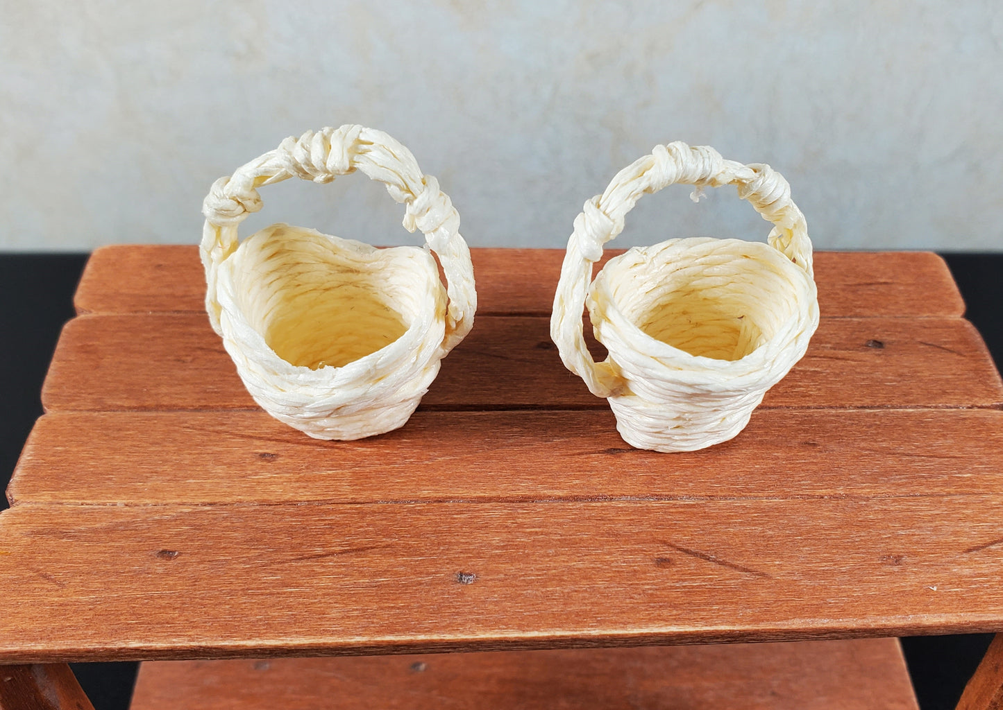 Dollhouse Baskets Set of 2 Cream 1:12 Scale Dollhouse Miniatures