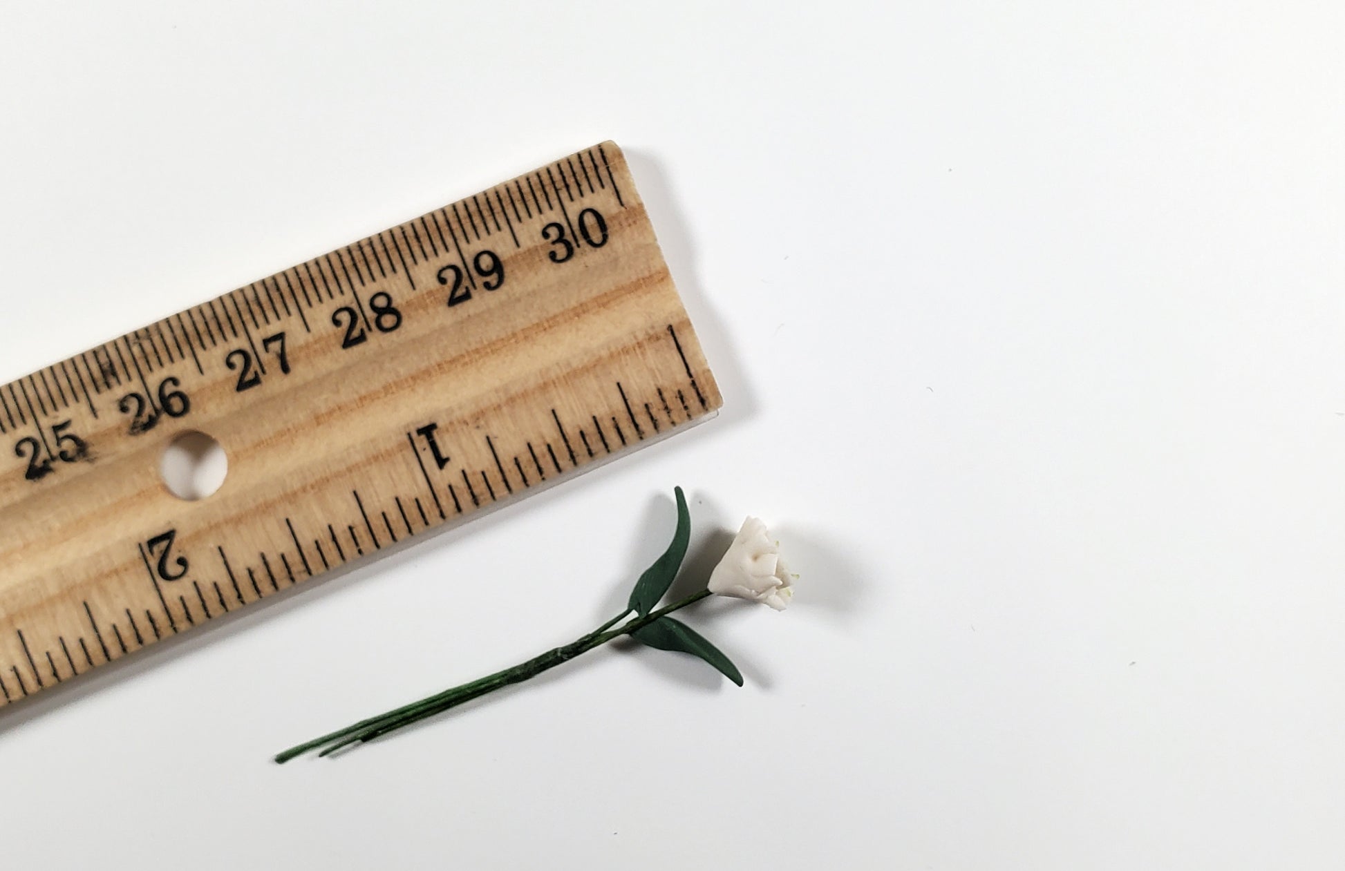 Dollhouse White Zinnia Single Stem with Foliage 1:12 Scale Miniature