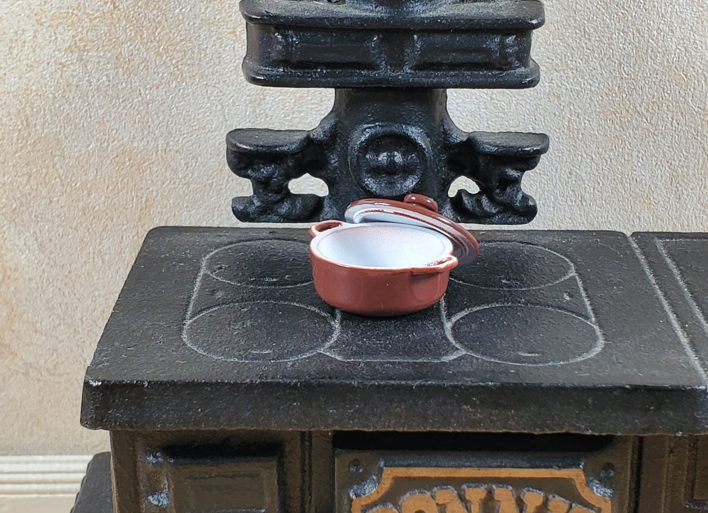 Dollhouse Small Dutch Oven Pot with Removeable Lid Brown 1:12 Scale Miniature