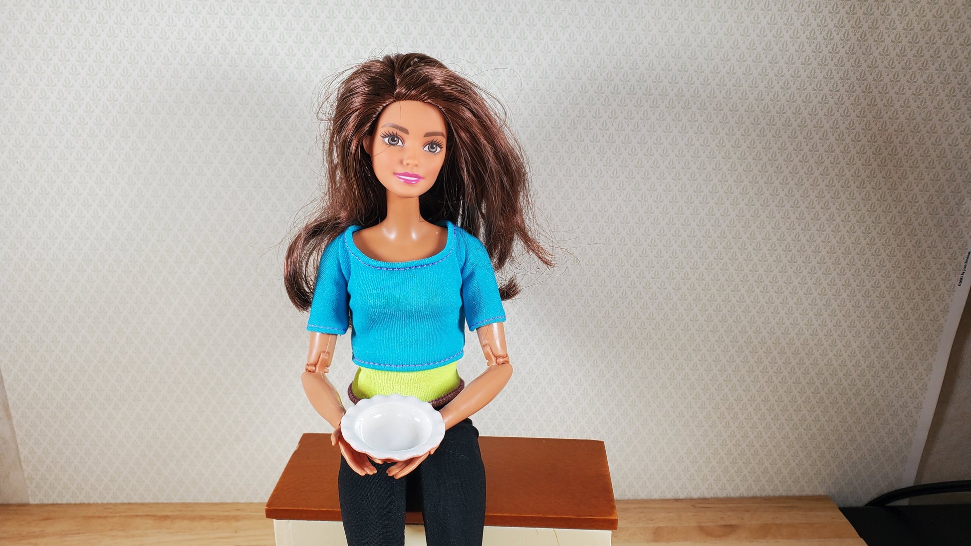 Dollhouse Pie Plate Ceramic Red Bottom 1:6 Scale Miniature Kitchen Accessory