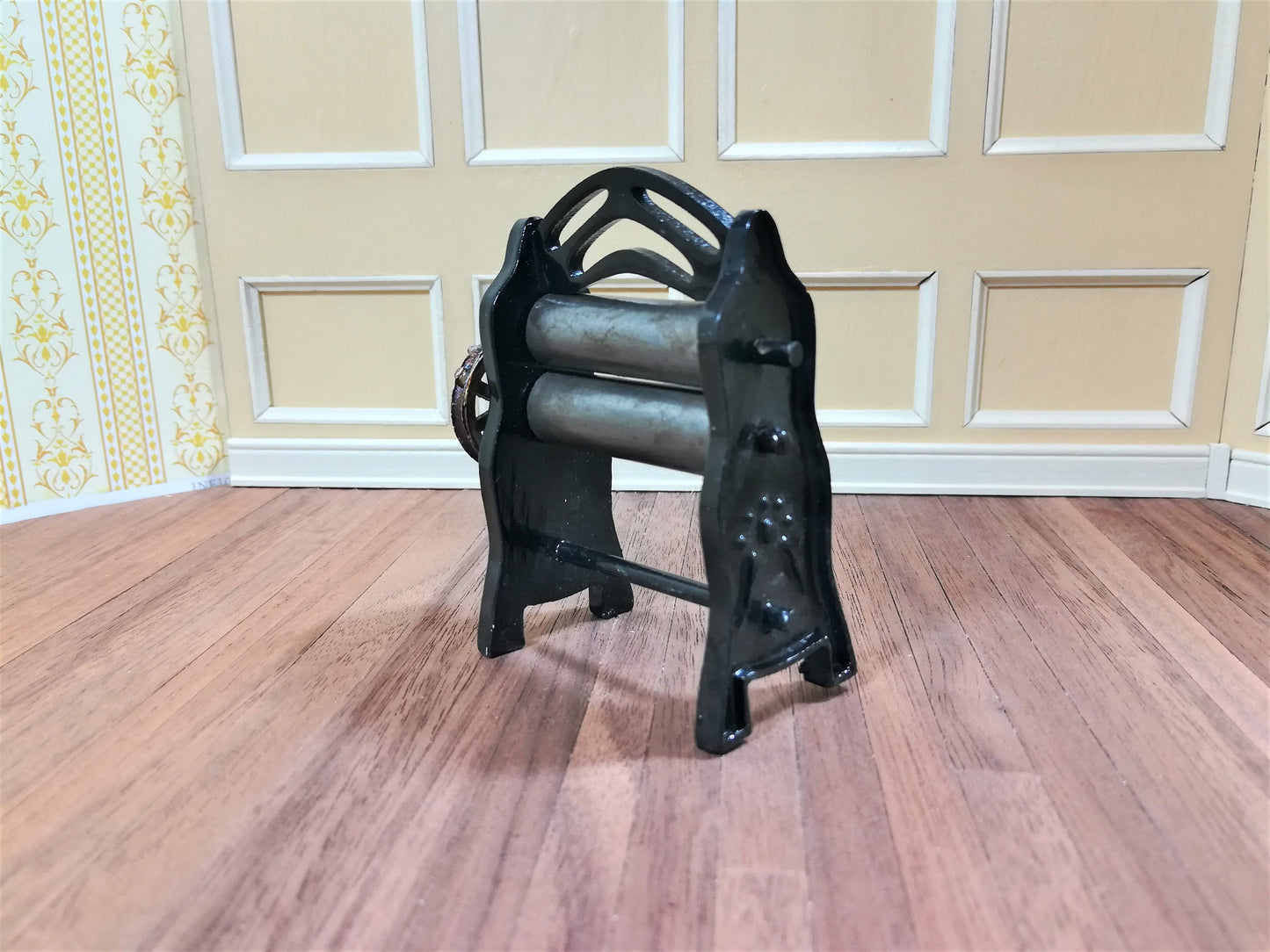 Dollhouse Miniature Mangle Clothes Wringer Dryer 1:12 Scale Turning Handle