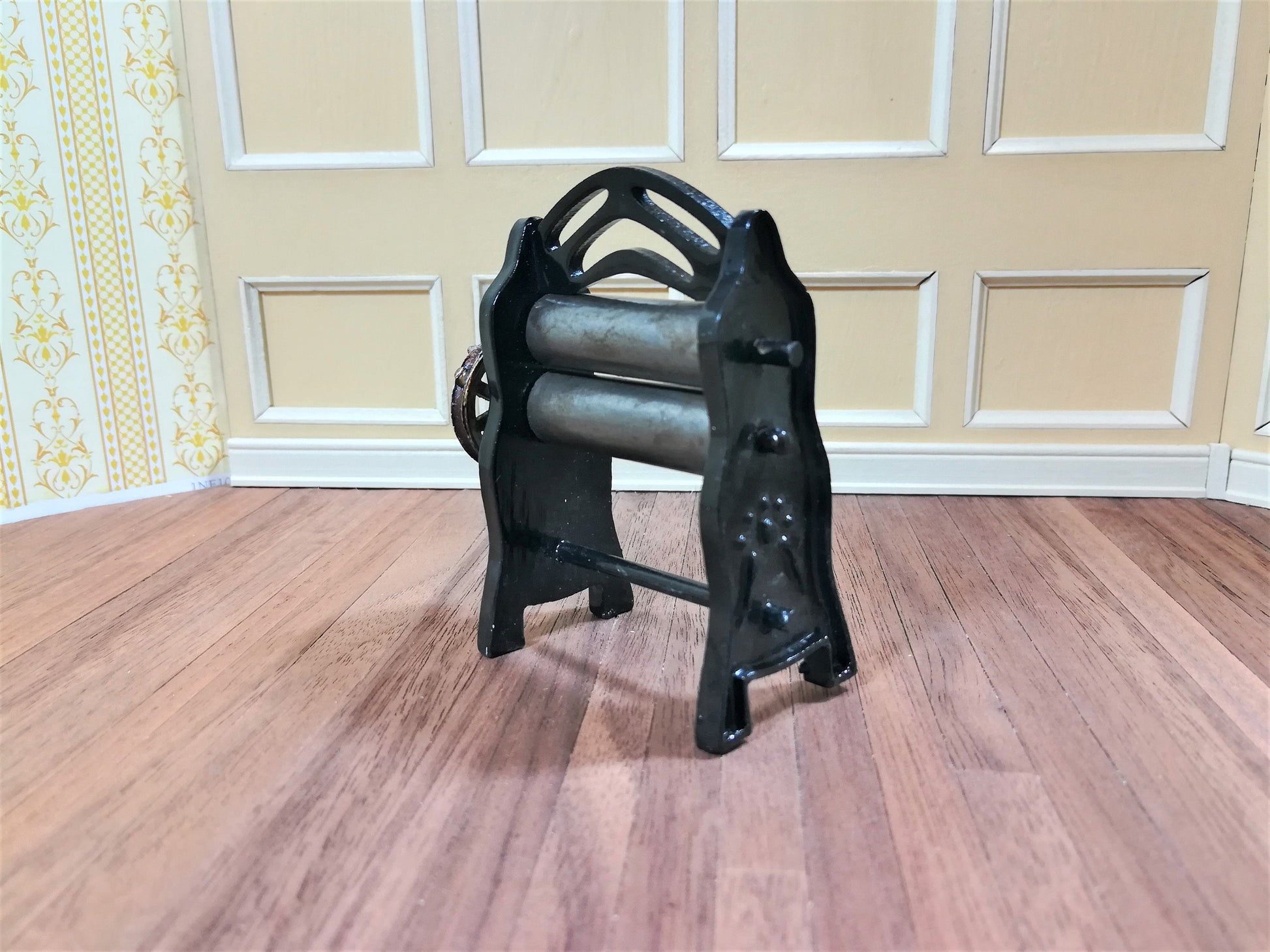 Dollhouse Miniature Mangle Clothes Wringer Dryer 1:12 Scale Turning Handle