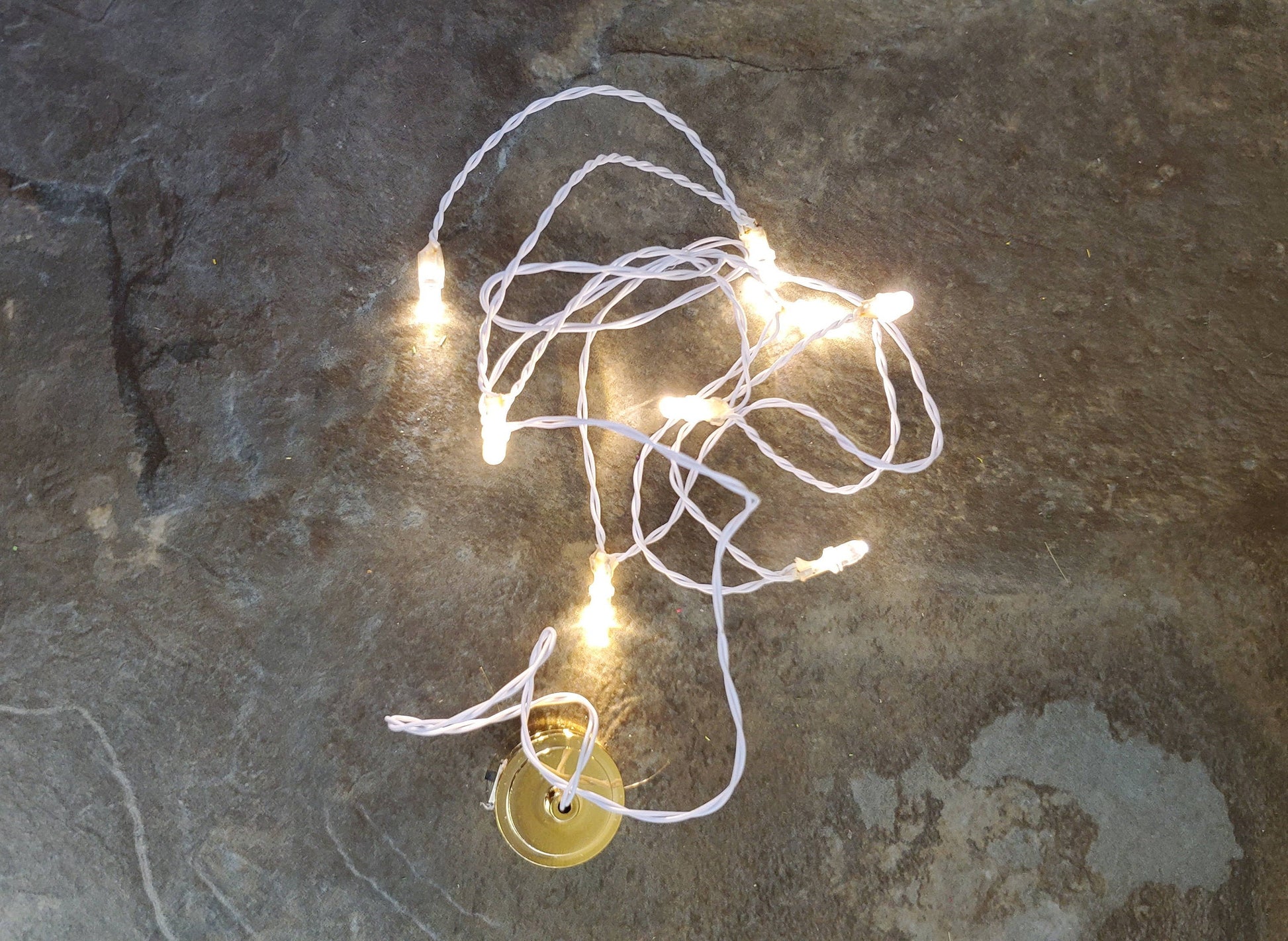 Dollhouse Miniature LED Battery 8 Light Bulbs on a String Warm Light 1:12 Scale