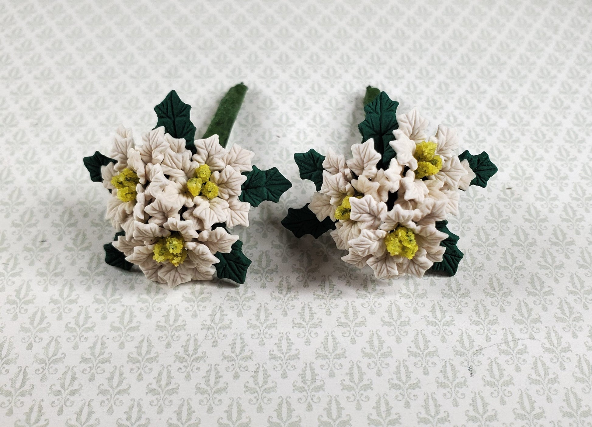 Dollhouse White Poinsettias with Leaves 2 Bunches 1:12 Scale Christmas Flowers