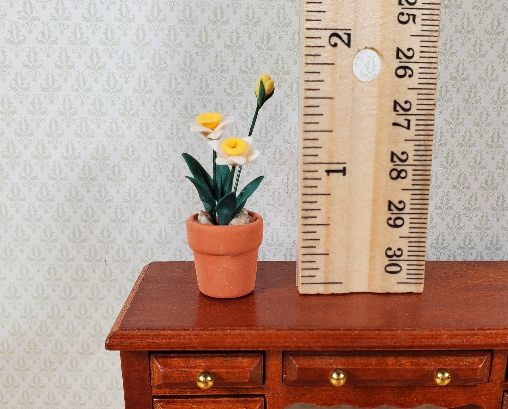 Dollhouse White & Peach Daffodils in a Terra Cotta Pot 1:12 Scale Miniature