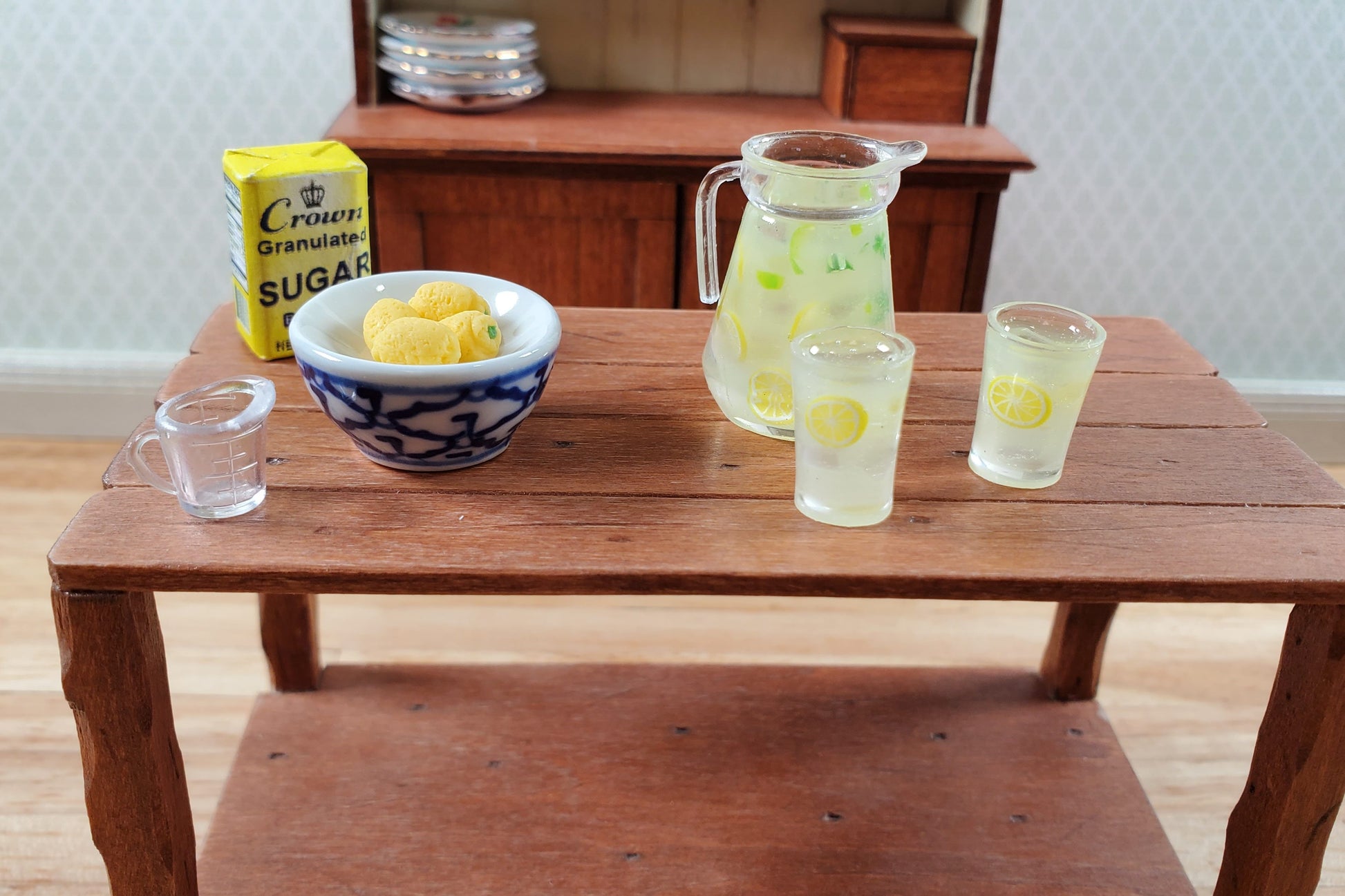 Dollhouse Large Pitcher of Lemonade & 2 Glasses with Lemons 1:12 Scale Miniature