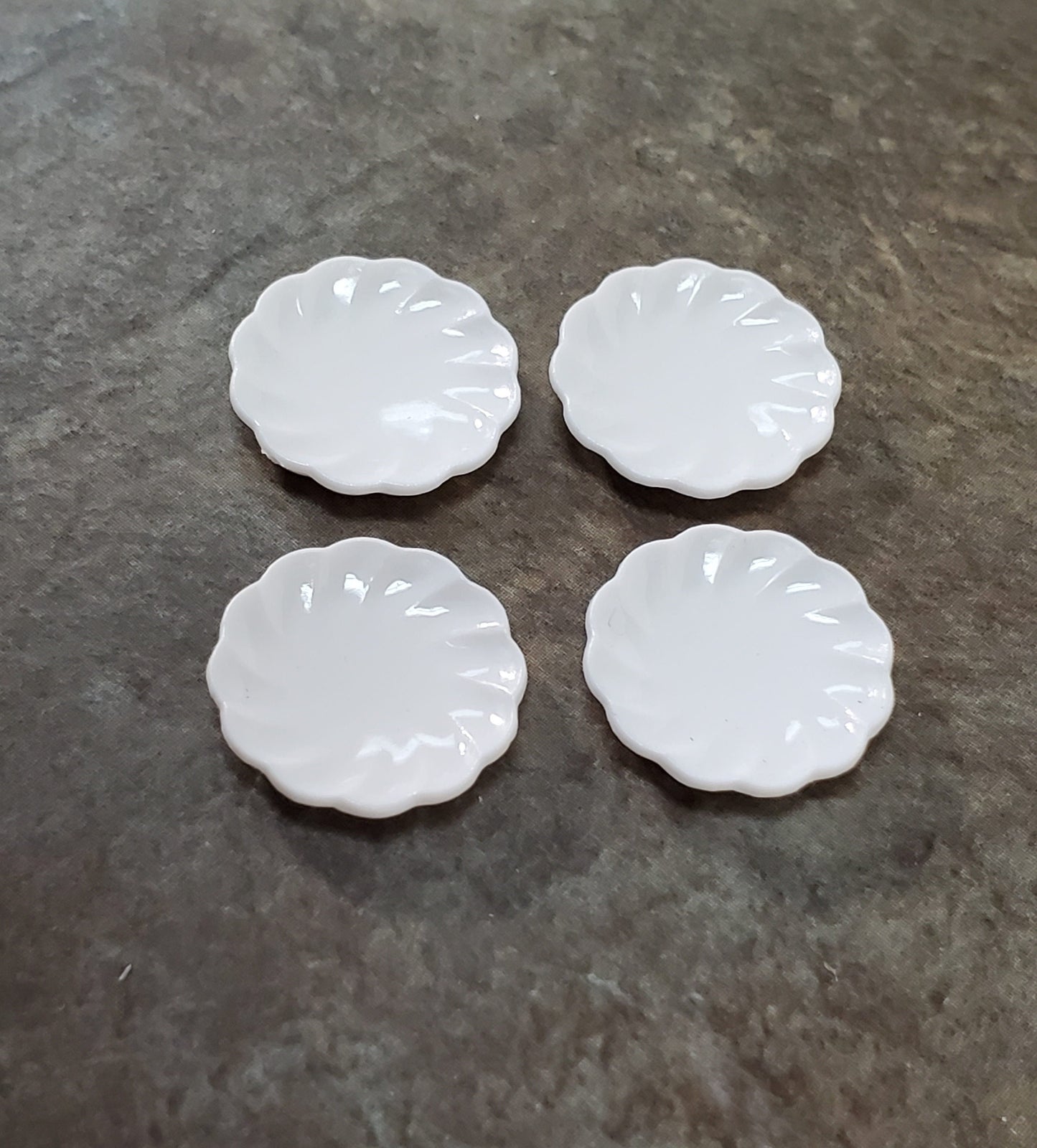 Dollhouse Small Plates Scalloped x4 White Decorative Edge Plastic 1:12 Scale Miniatures
