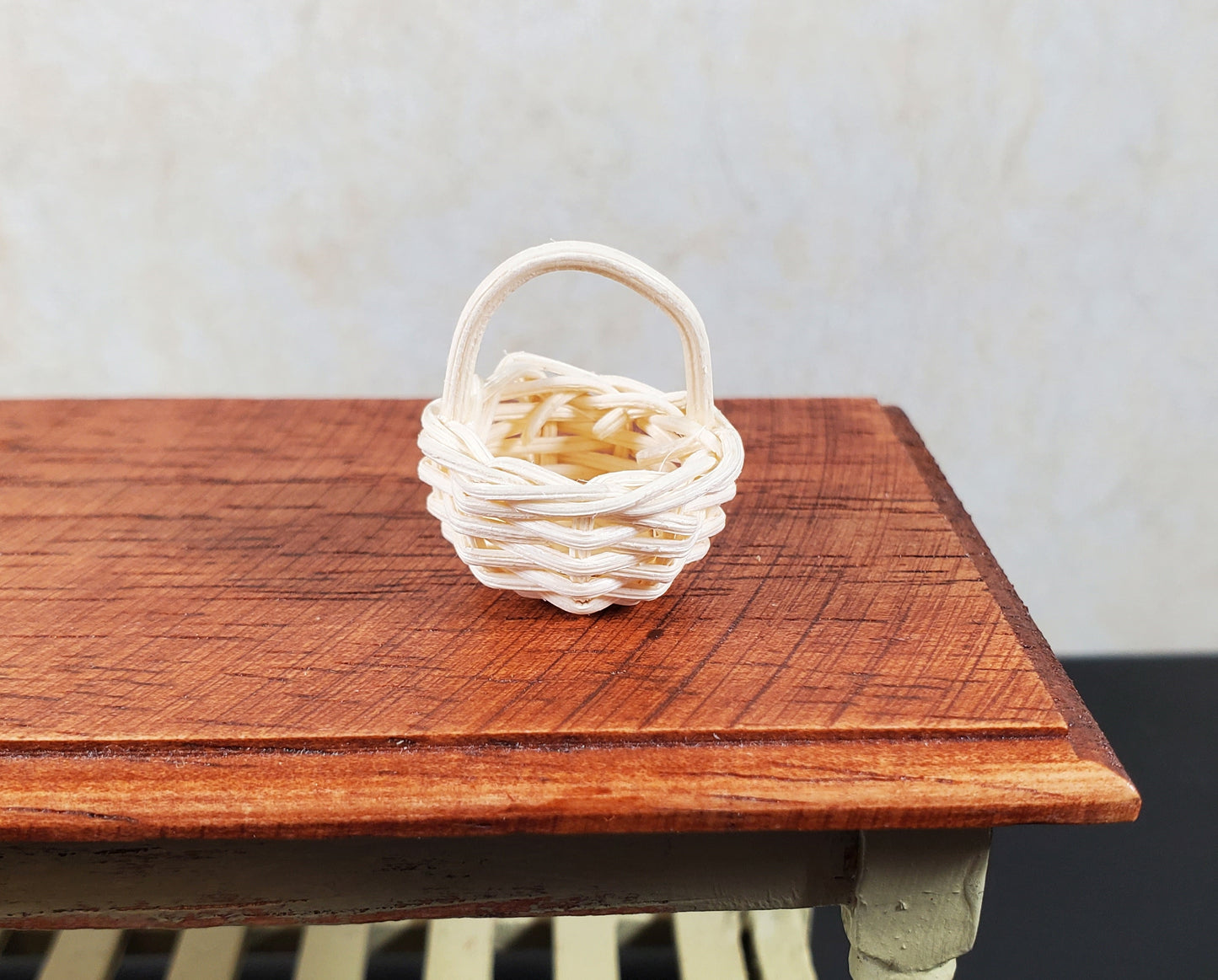 Dollhouse Small Round Natural Fiber Basket with Handle 1:12 Scale Miniature