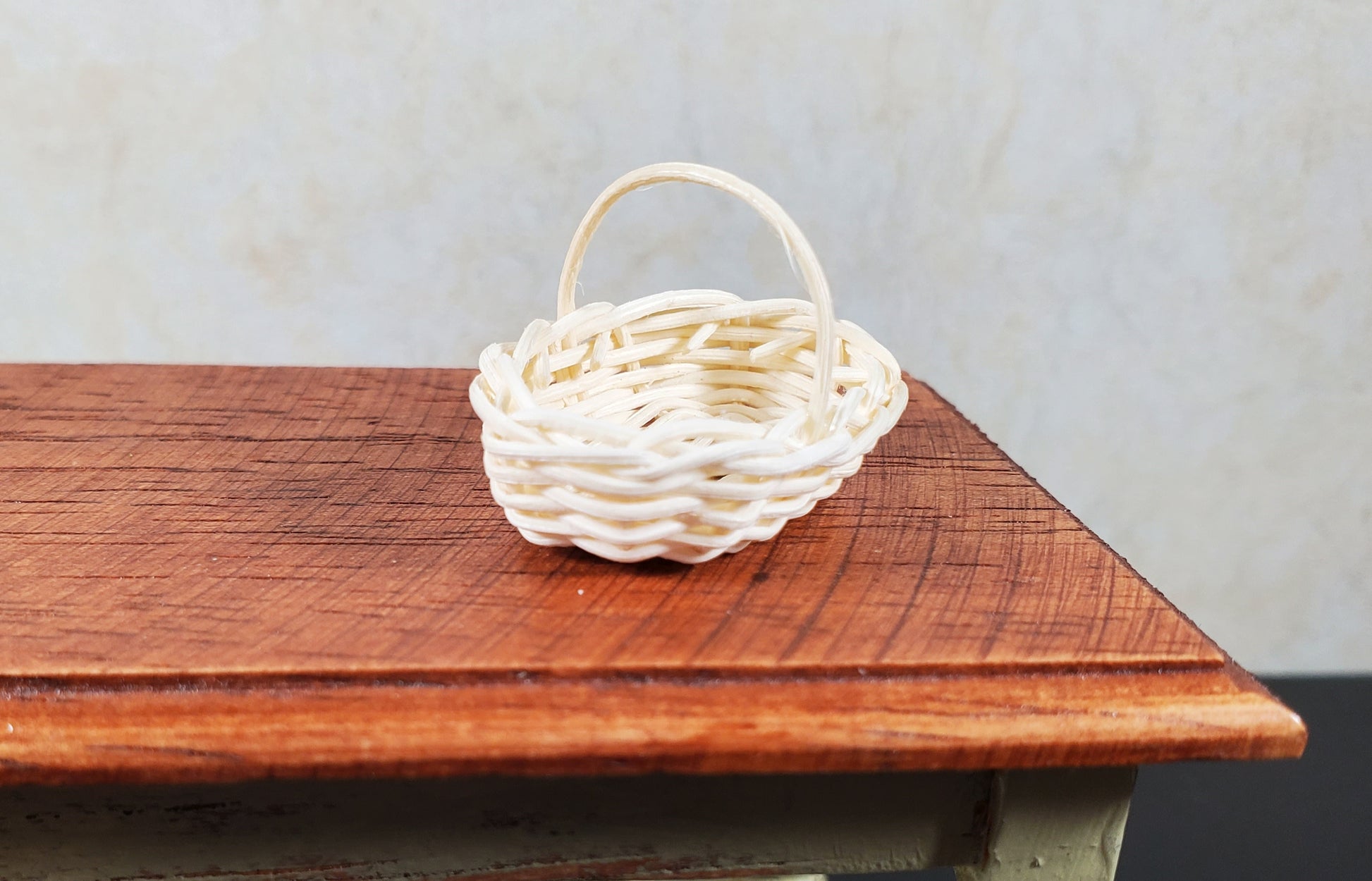 Dollhouse Small White Oval Basket with Handle 1:12 Scale Miniature