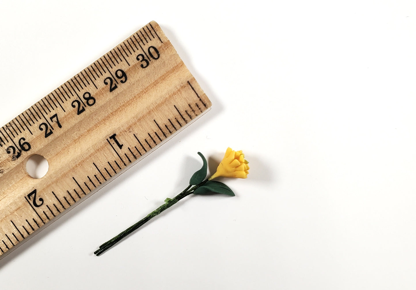 Dollhouse Yellow Zinnia Single Stem with Foliage 1:12 Scale Miniature