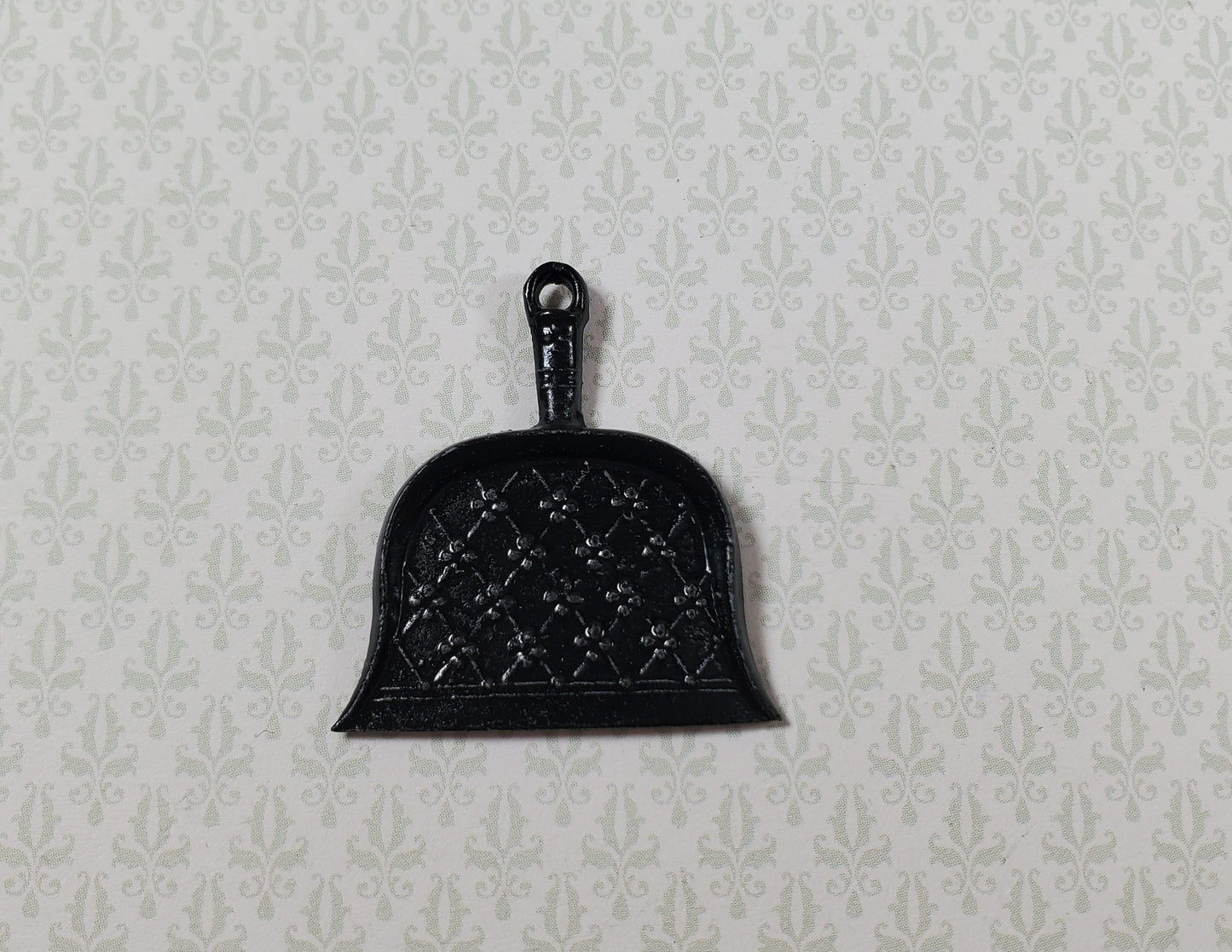 Dollhouse Fancy Dust Pan 1:12 Scale Miniature Painted Metal Cleaning Supplies
