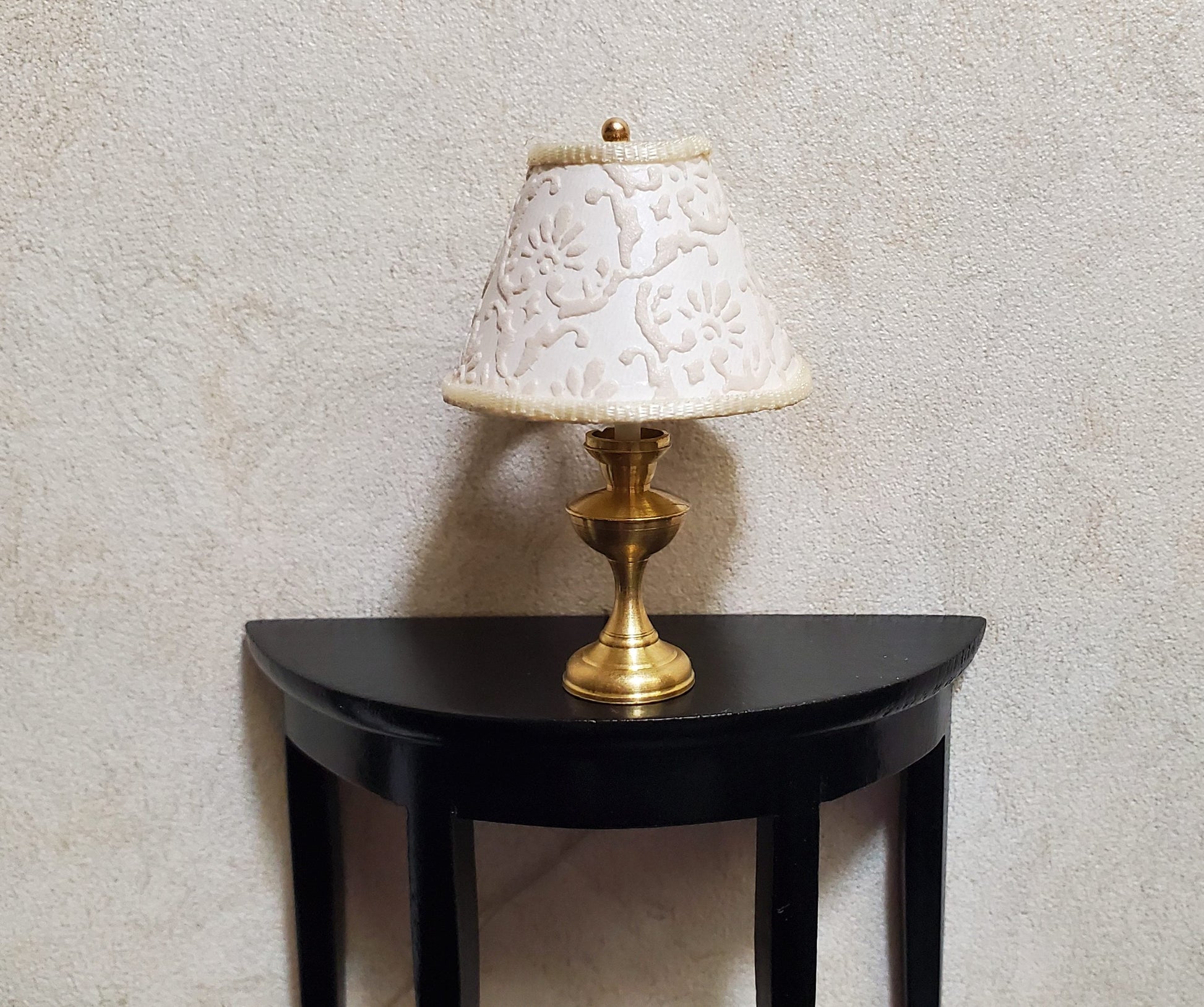 Dollhouse Table Lamp Embossed Cream Shade Brass Base 12 Volt Wired 1:12 Scale