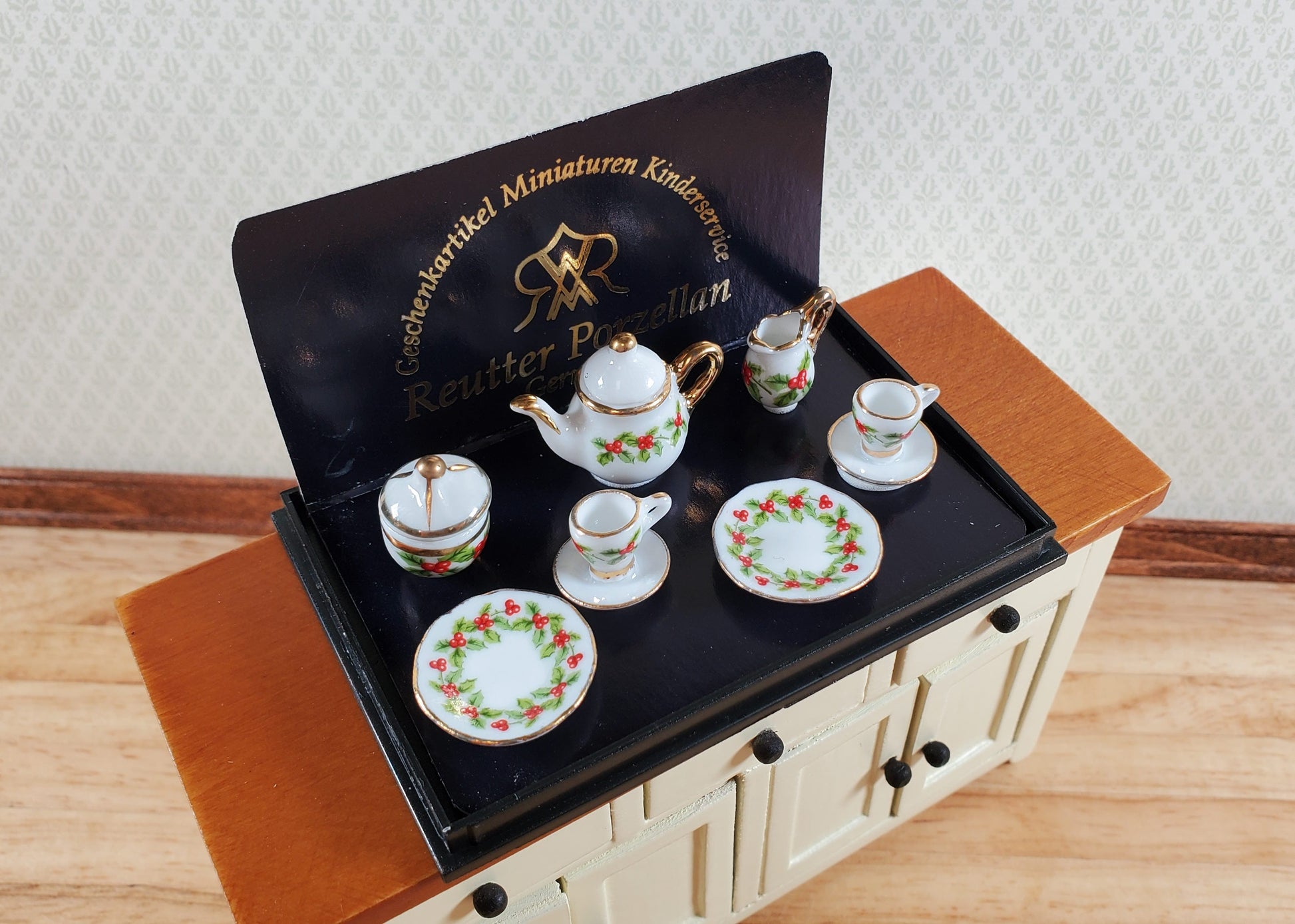 Dollhouse Tea Set Mistletoe Reutter Porcelain 1:12 Scale Teapot Cups Cream Sugar