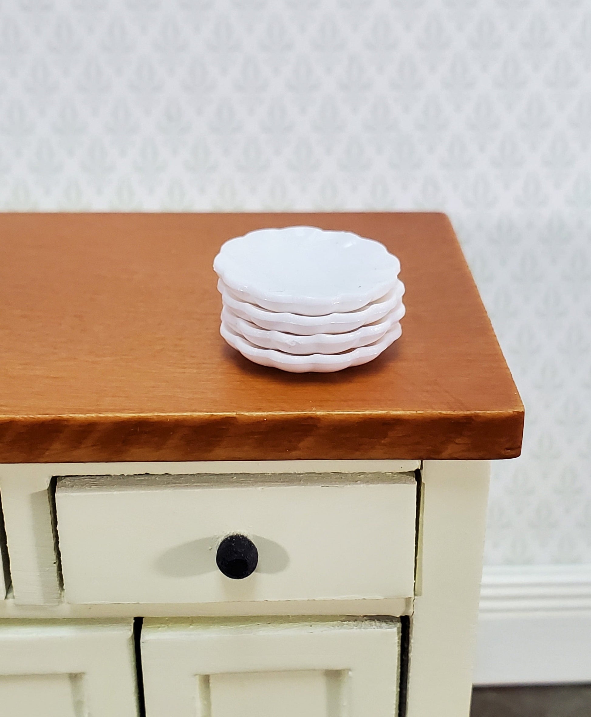 Dollhouse Small Plates Scalloped x4 White Decorative Edge Plastic 1:12 Scale Miniatures