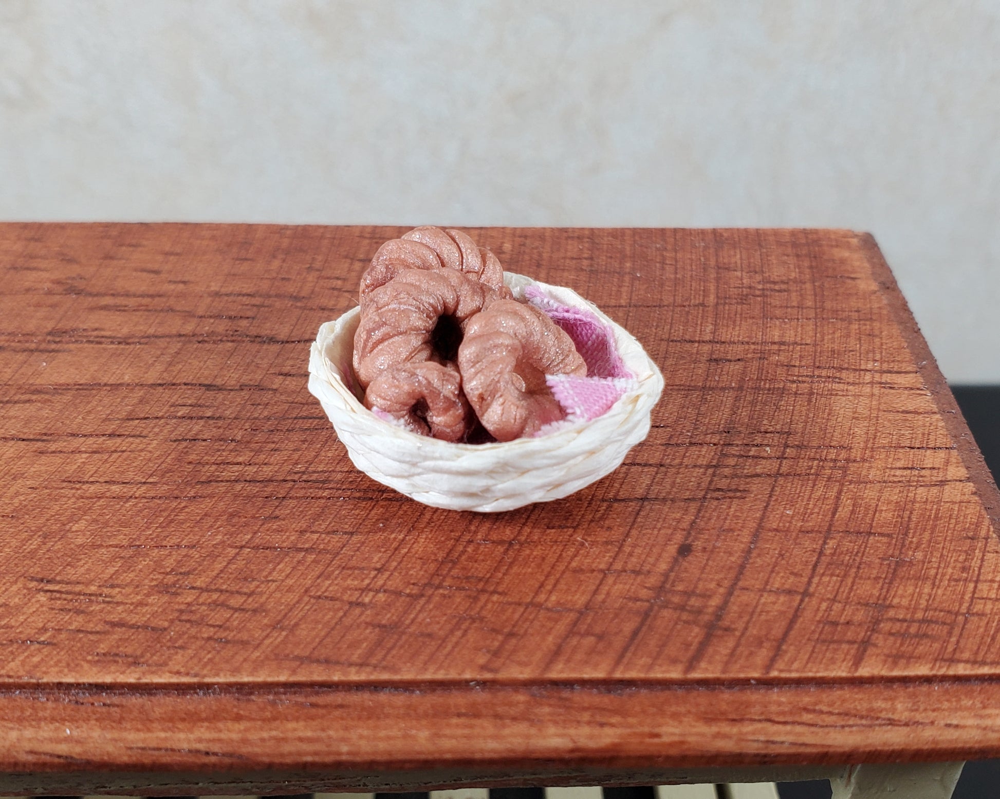 Dollhouse Round Natural Fiber Basket with Napkin Inlay 1:12 Scale Miniature