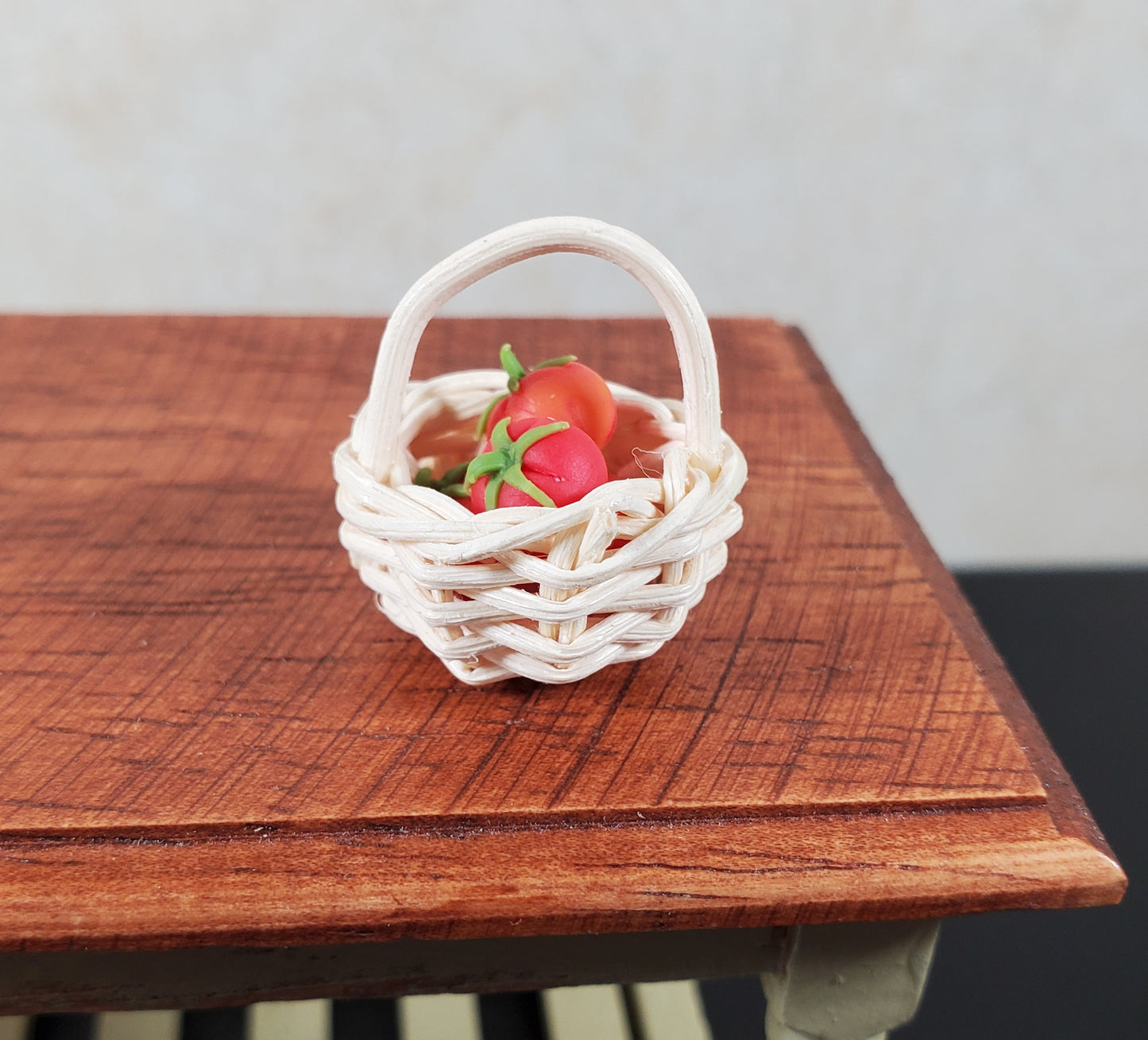 Dollhouse Small Round Natural Fiber Basket with Handle 1:12 Scale Miniature