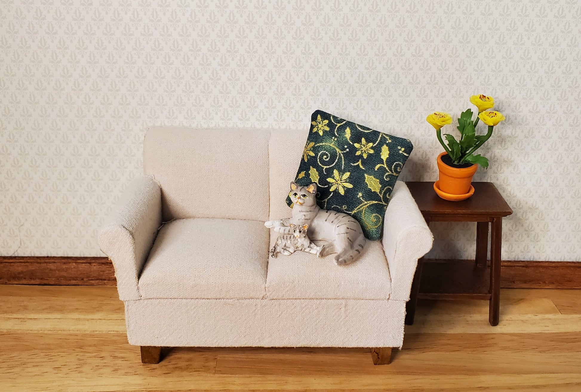 Dollhouse Miniature Christmas Green Poinsettia 1:12 Scale 1 1/2"