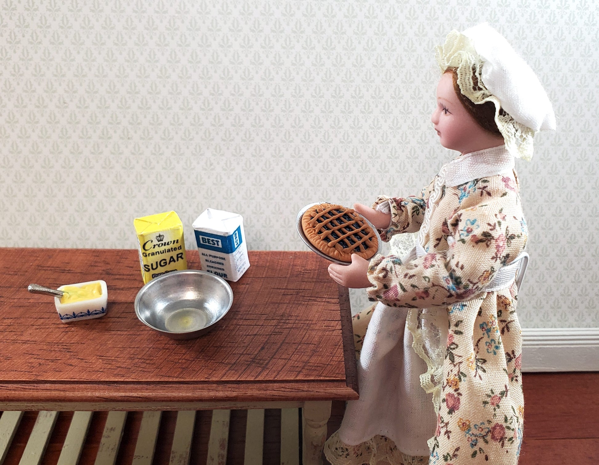 Dollhouse Blueberry Pie on Plate 1:12 Scale Miniature Kitchen Food Bakery