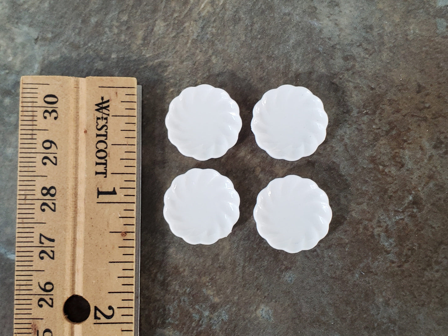 Dollhouse Small Plates Scalloped x4 White Decorative Edge Plastic 1:12 Scale Miniatures