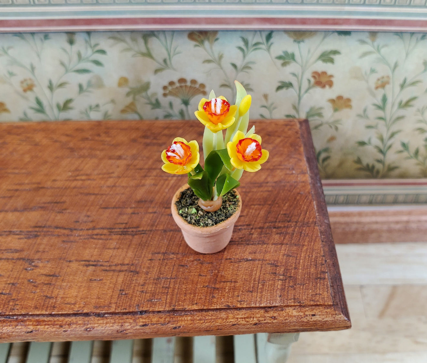 Dollhouse Yellow Daffodils in a Terra Cotta Planter 1:12 Scale Miniature Flowers