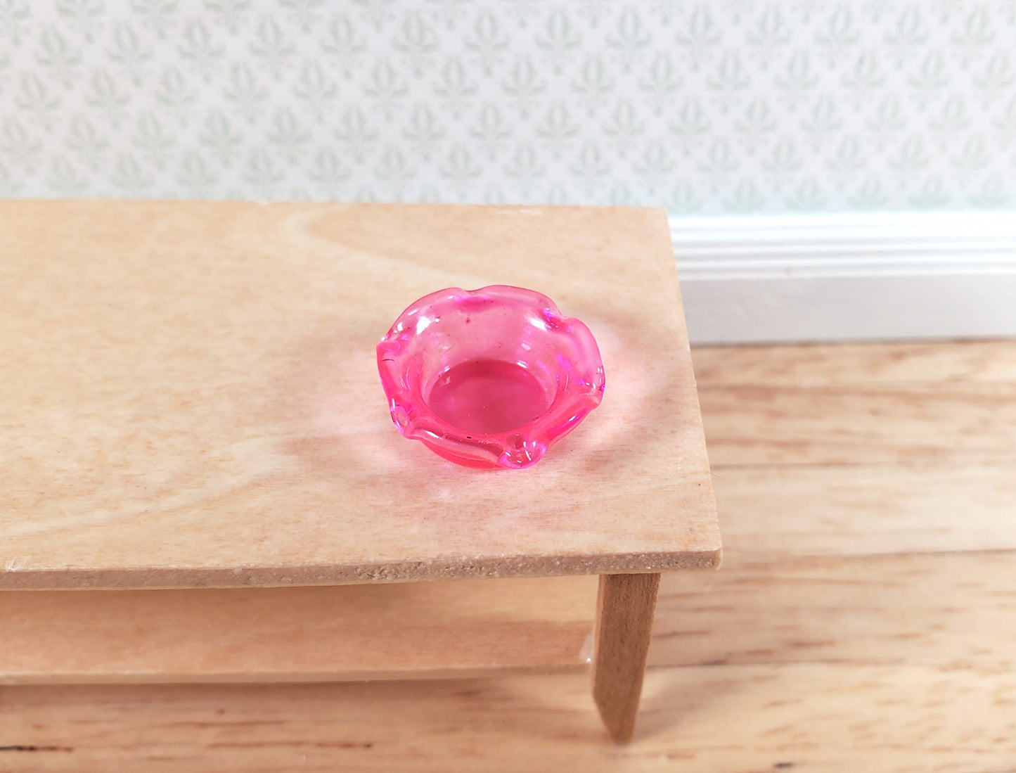 Dollhouse Bright Pink Glass Candy Dish or Serving Bowl 1:12 Scale Miniature
