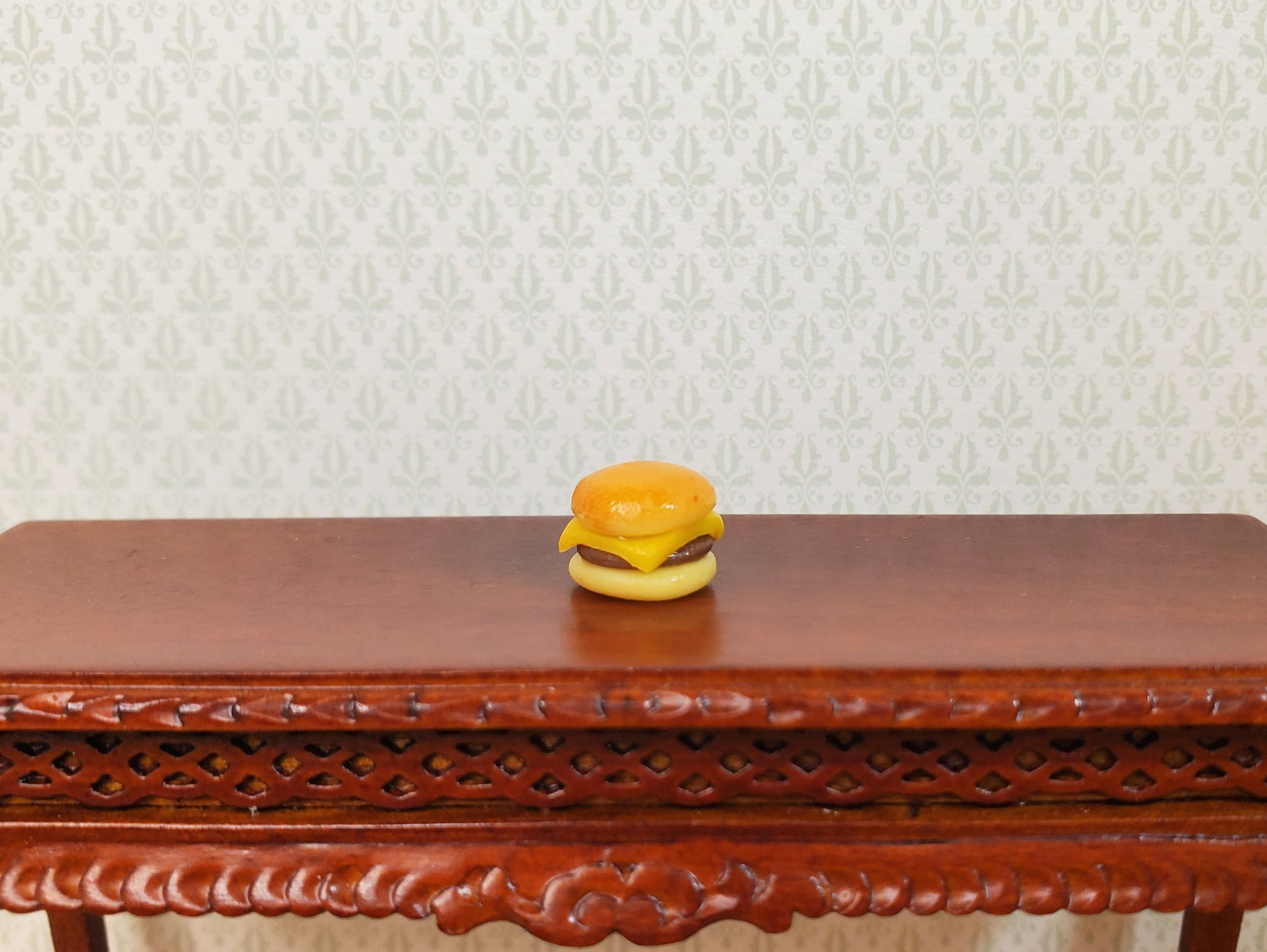 Dollhouse Plain Cheeseburger 1:12 Scale Miniature Food Kitchen