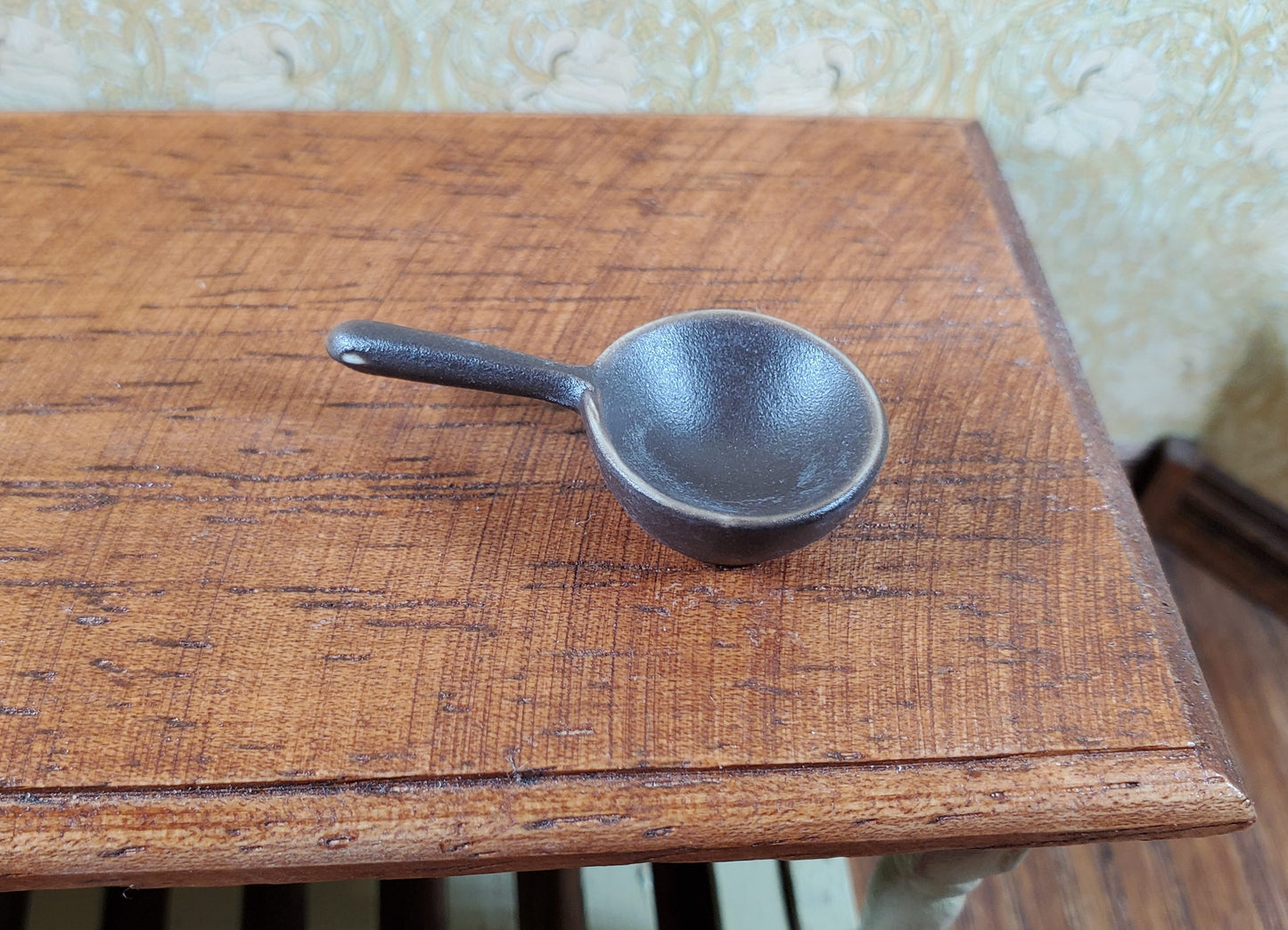 Dollhouse Small Brown Ceramic Soup Pot with Handle 1:12 Scale Miniature