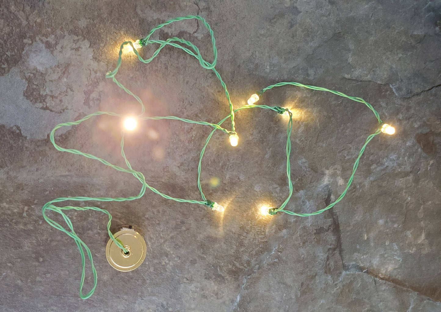 Dollhouse Miniature LED Battery 8 Light Bulbs on a String Warm Light Green Wire 1:12 Scale