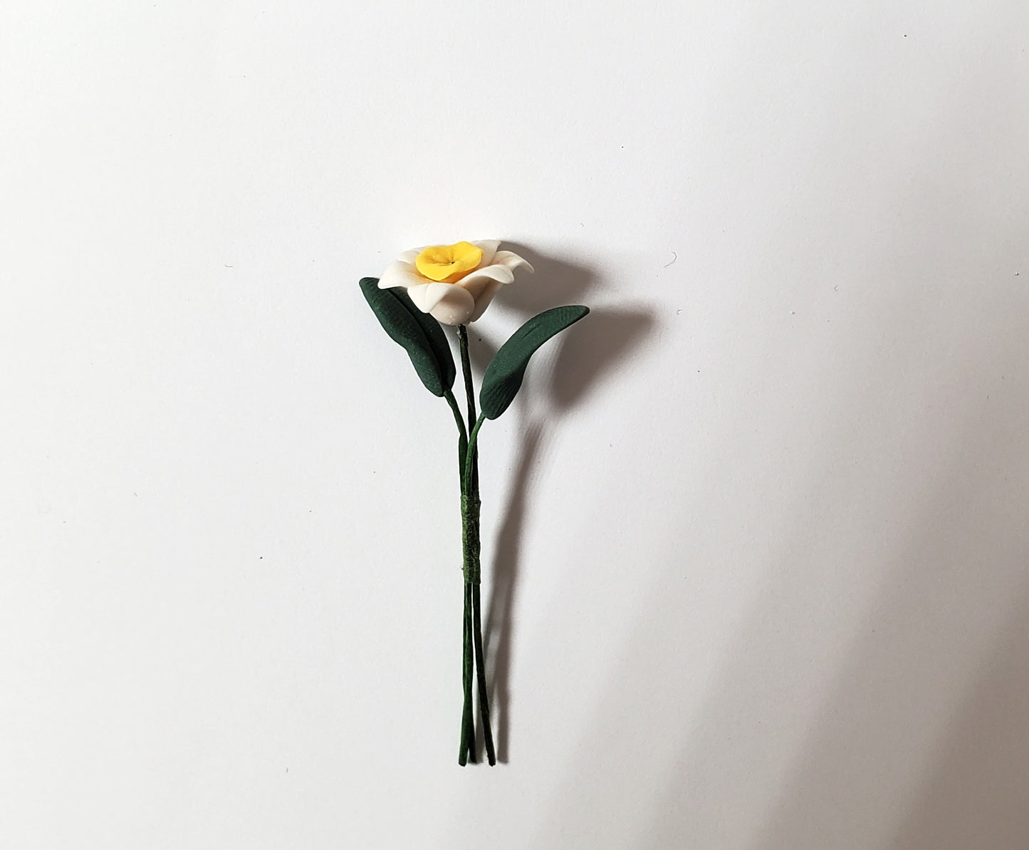 Dollhouse White & Yellow Daffodil Single Stem with Leaves 1:12 Scale Miniature