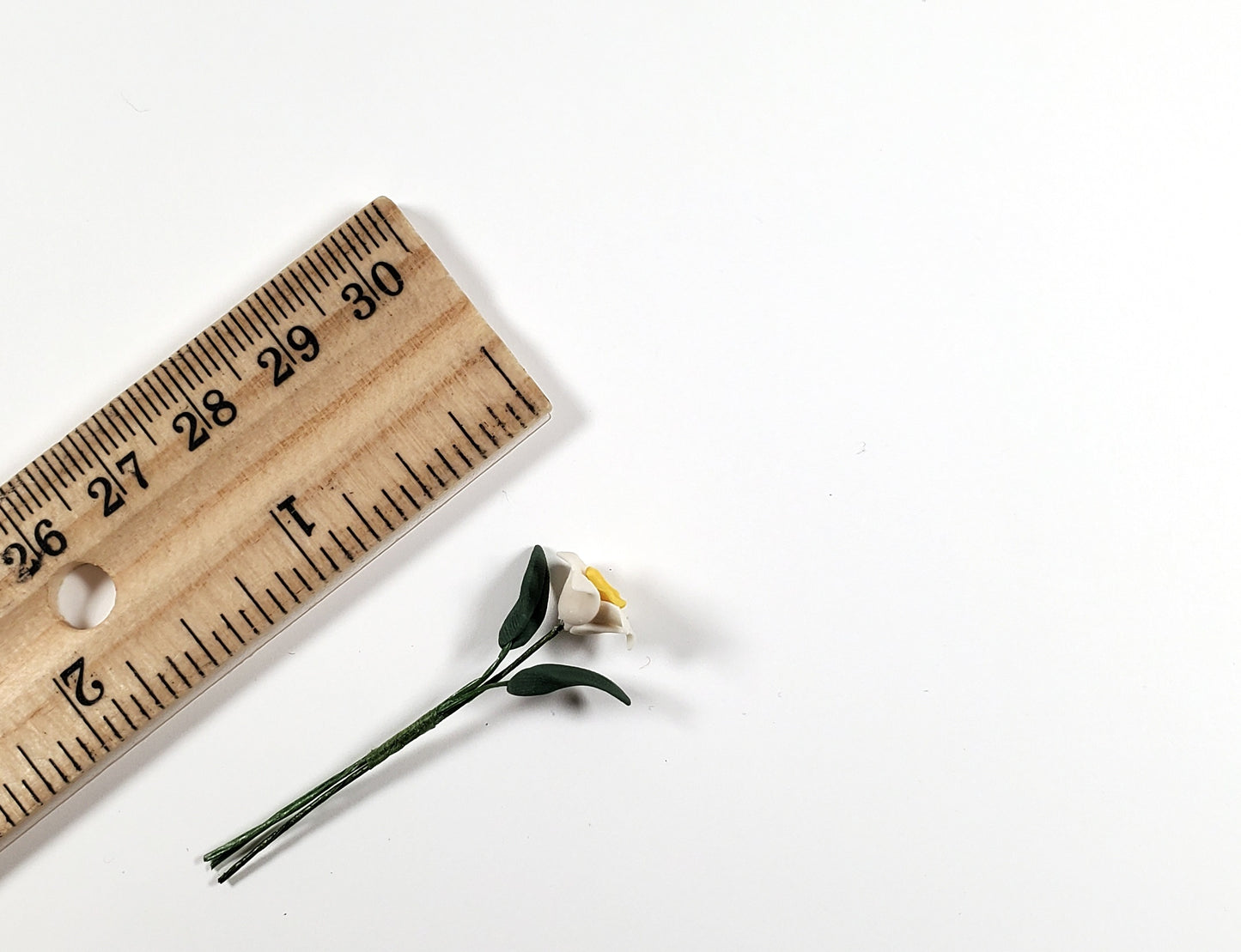 Dollhouse White & Yellow Daffodil Single Stem with Leaves 1:12 Scale Miniature