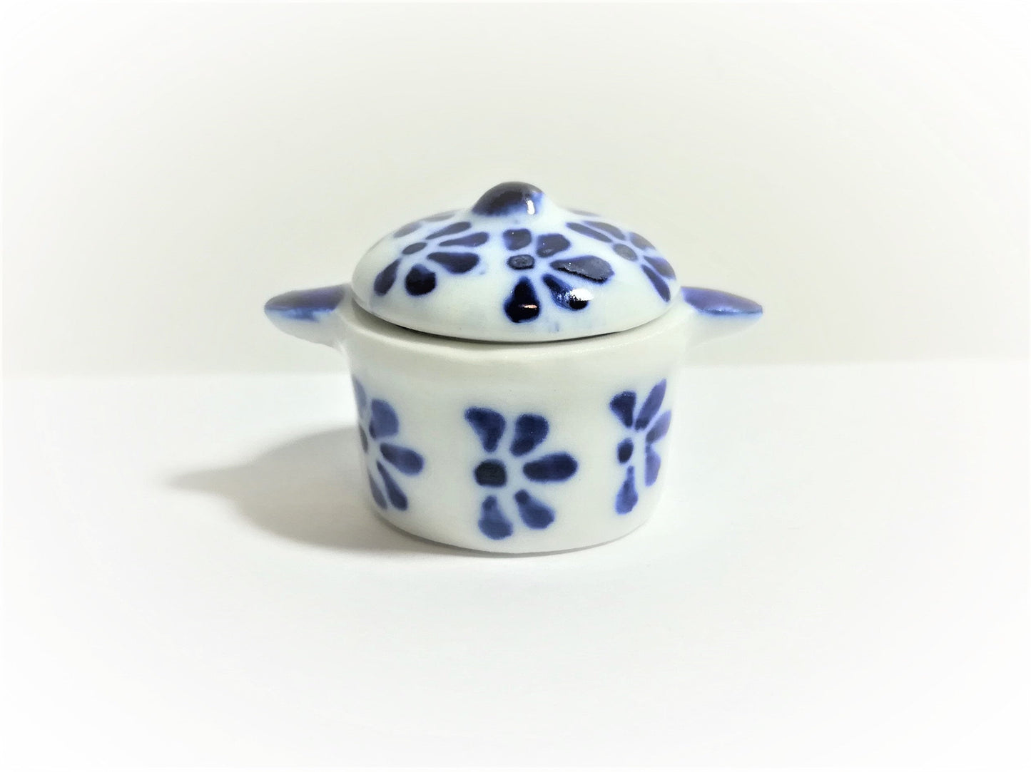 Dollhouse Stock Soup Pot with Lid Blue & White Ceramic 1:12 Scale Miniature