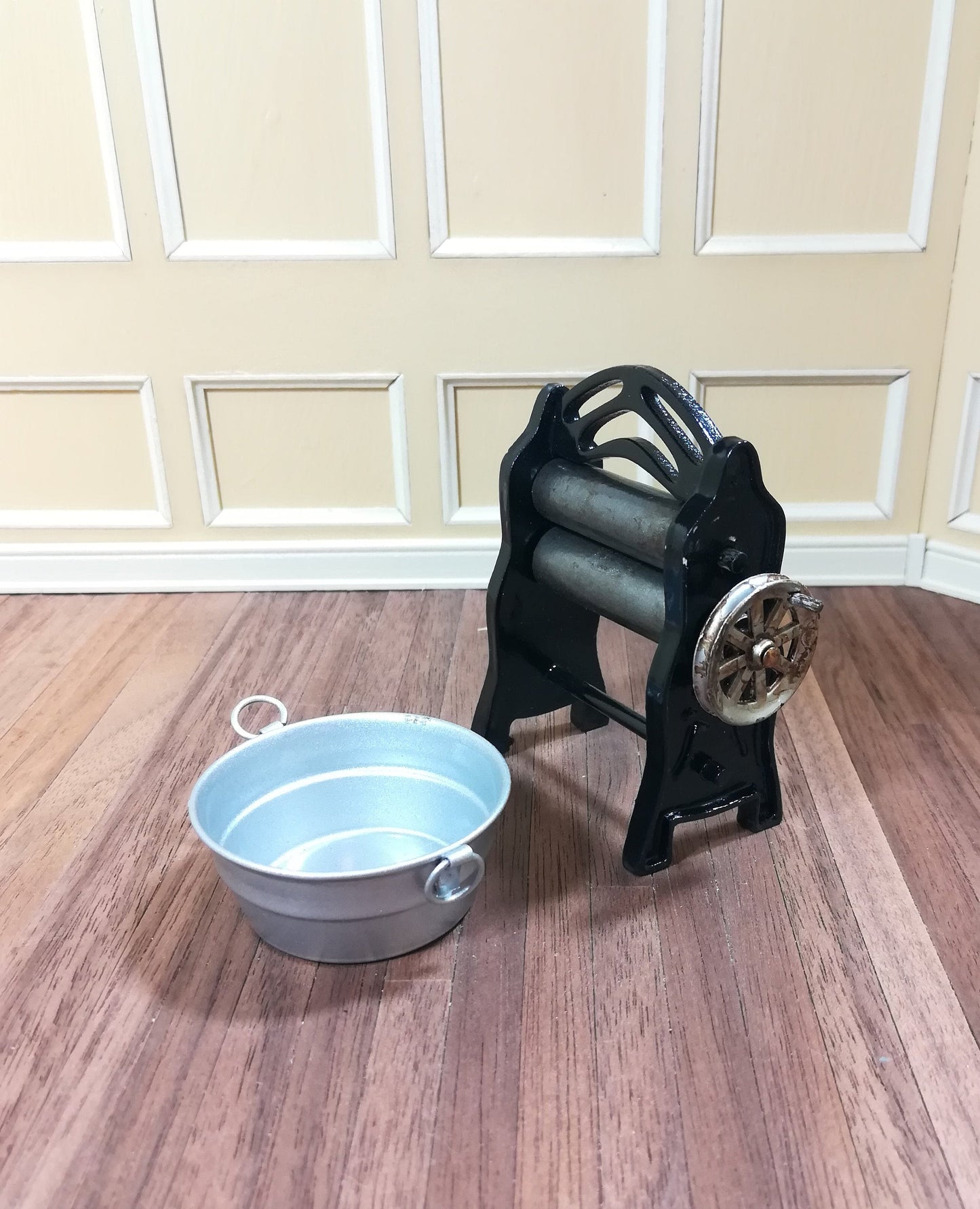 Dollhouse Miniature Mangle Clothes Wringer Dryer 1:12 Scale Turning Handle