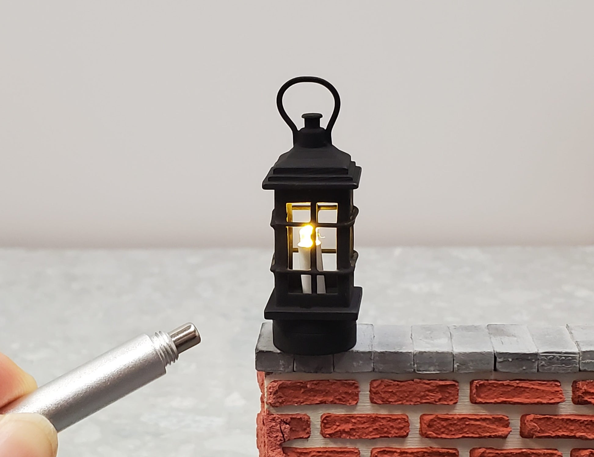 Dollhouse Black Lantern Lamp Wand Light Battery 1:12 Scale Metal Miniature