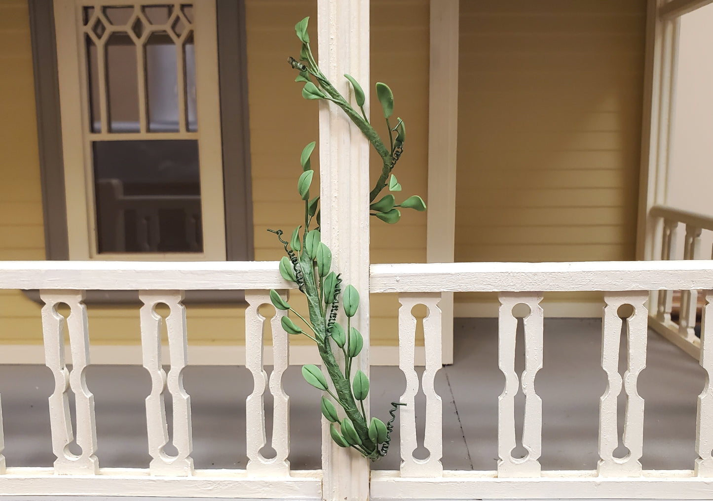 Dollhouse Philodendron Vine 8 Inches Long 1:12 Scale Miniature Garden Plants