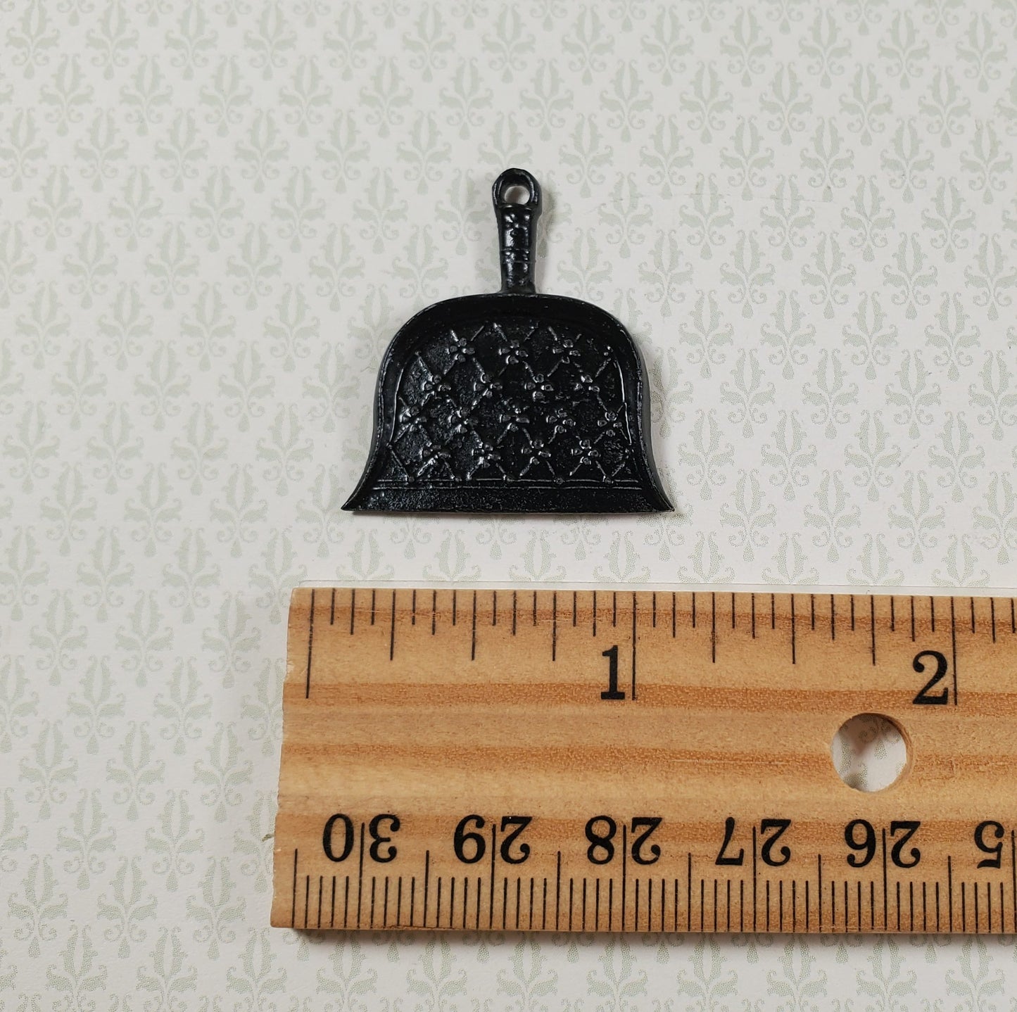 Dollhouse Fancy Dust Pan 1:12 Scale Miniature Painted Metal Cleaning Supplies