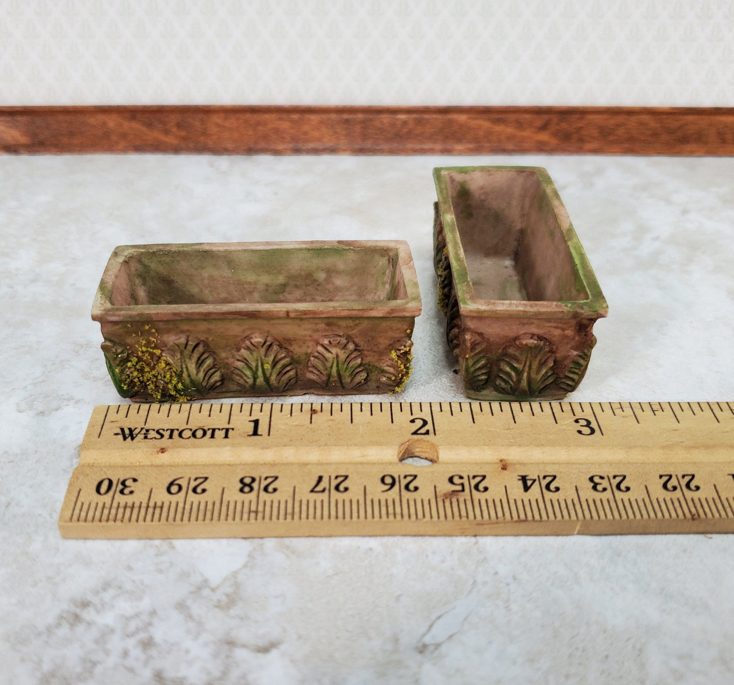 Dollhouse Garden Planters Aged Pots with Moss Set of 2 1:12 Scale A1006B